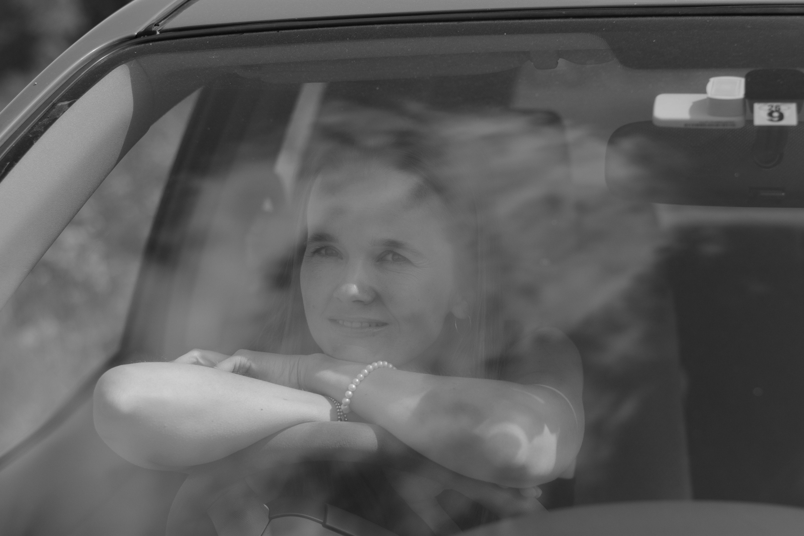 Ольга. Женский портрет в поле с машиной. Портретный фотограф в Санкт-Петербурге Наталья Родионова