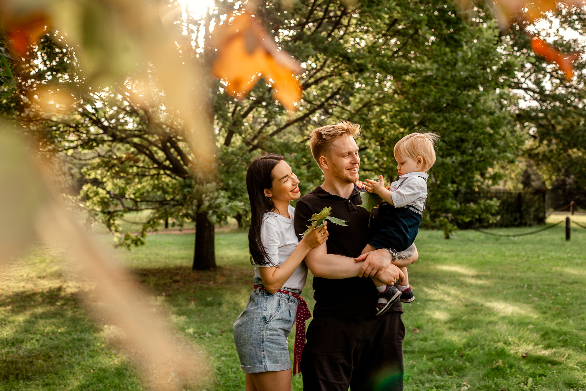 Мама, папа и малыш в парке Коломенское лето, улыбки.