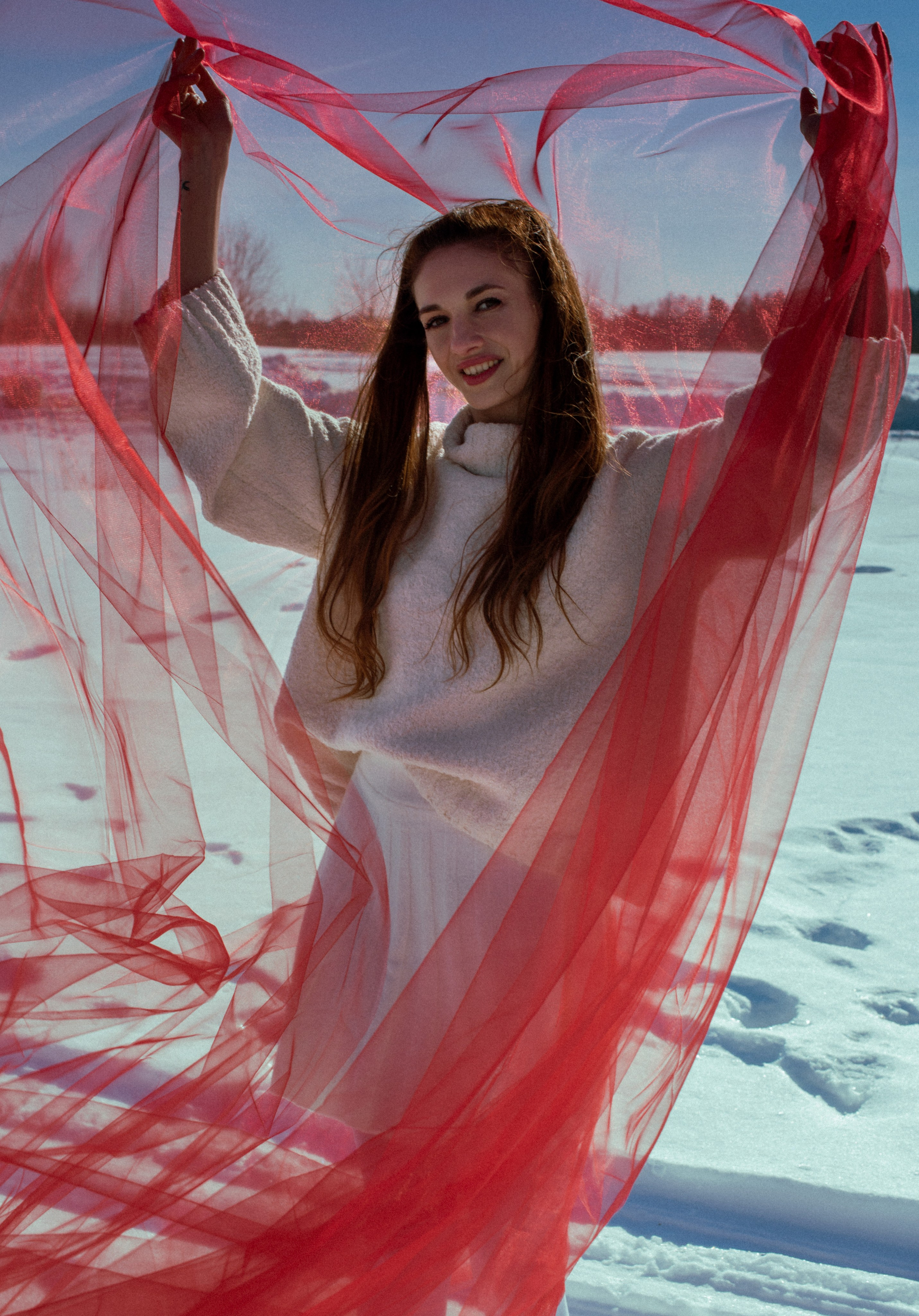 Снежный пейзаж и выразительный образ: девушка в белом свитере с фатином.