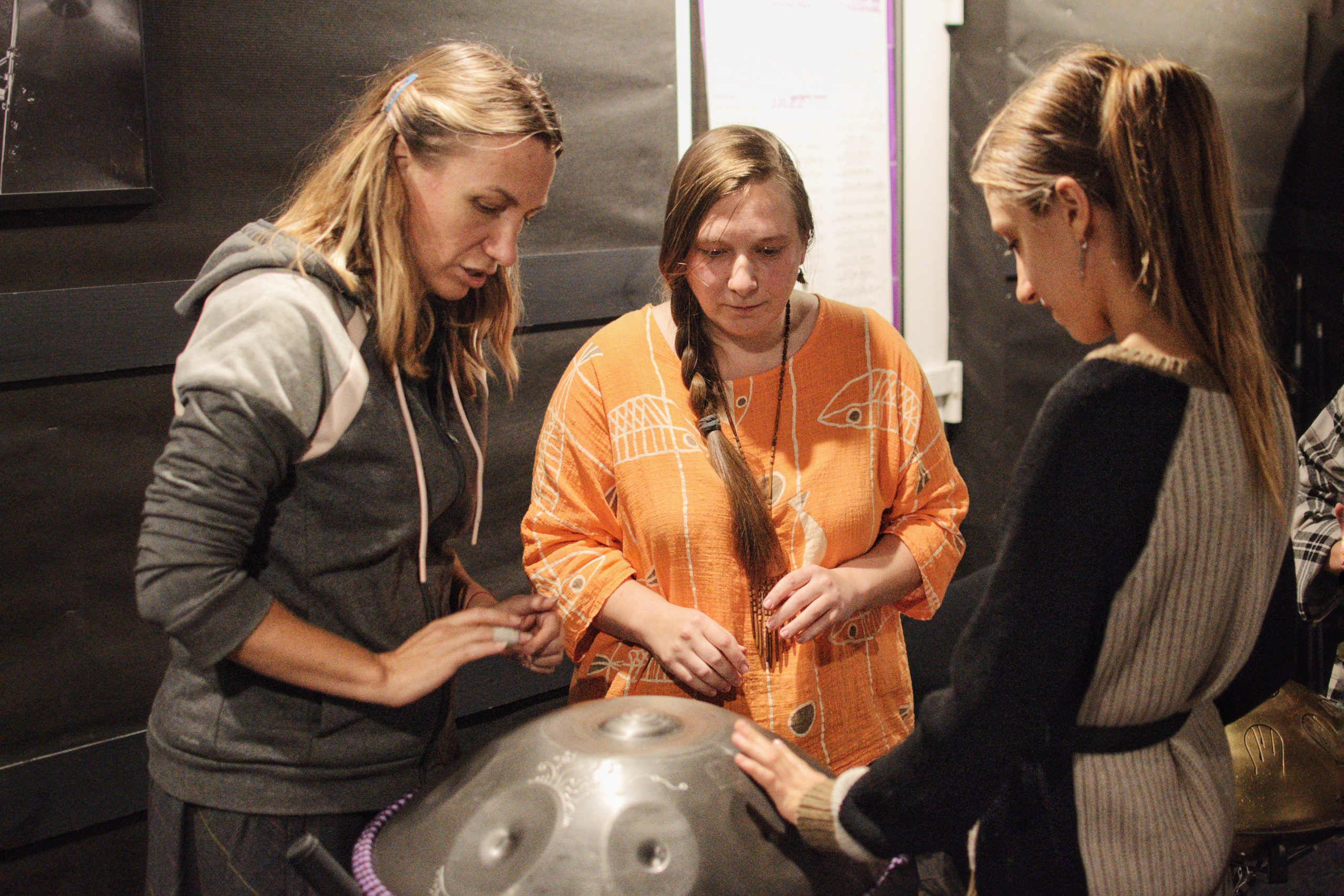 Фотосъемка мастер-класса по Хангдраму с Екатериной Князевой в школе барабанов Dedov.Drums Зеленоград. Предметный и контентный фотограф в Москве и Зеленограде Анастасиевская