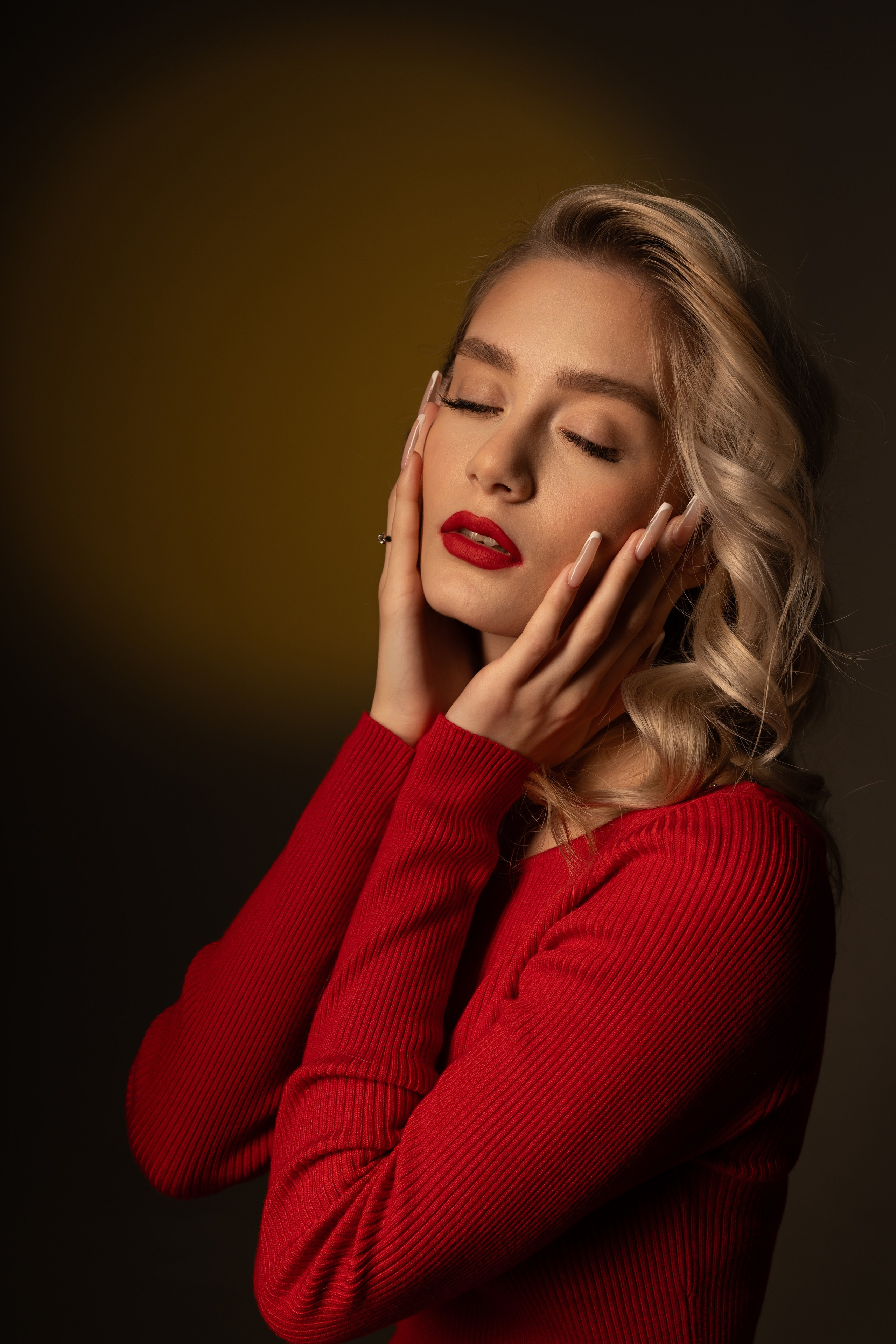 На однотонном фоне. Евгений Щетников Фотограф-Тюмень