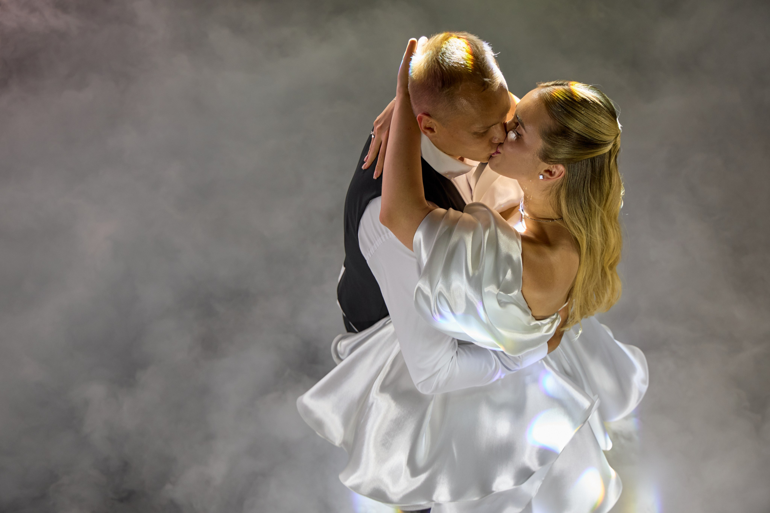 Первый танец новобрачных. Поцелуй молодых.