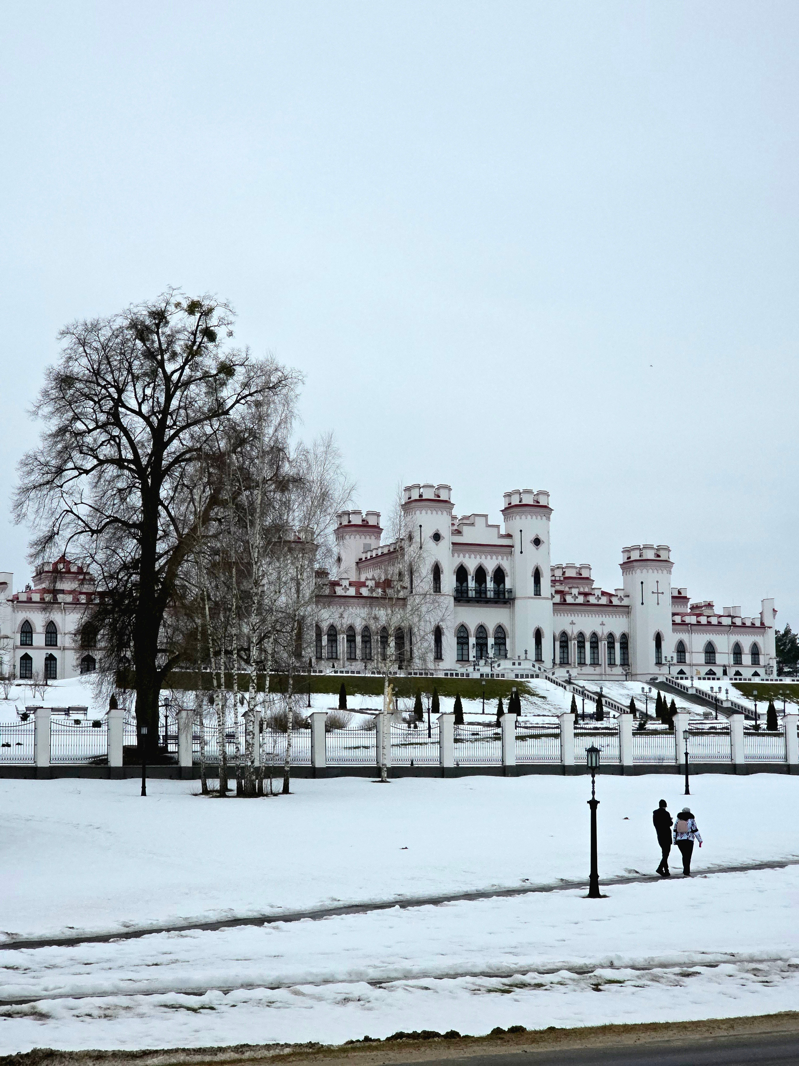 В 13 км расположен второй дворец - Коссовский
