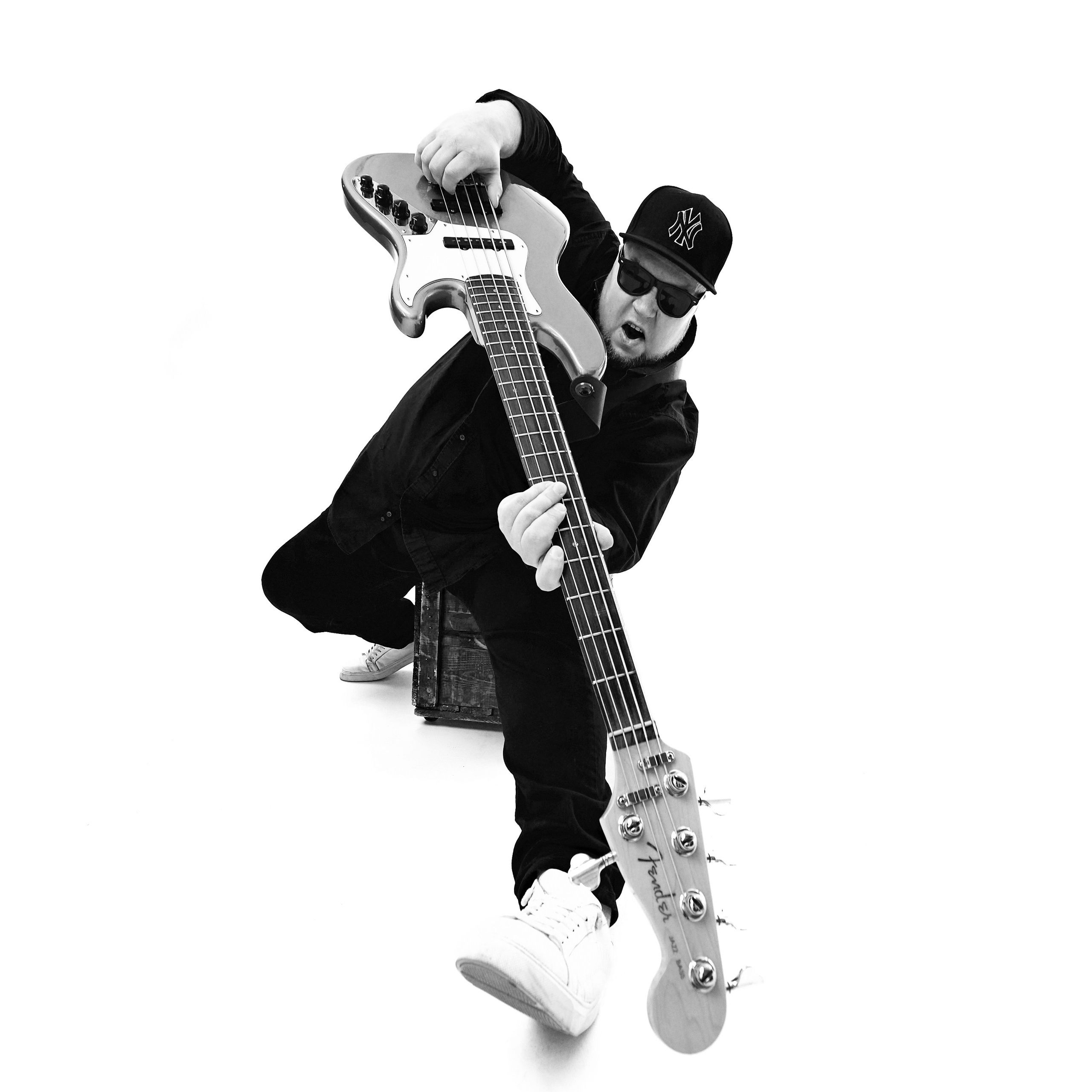 черно-белый портрет гитариста
