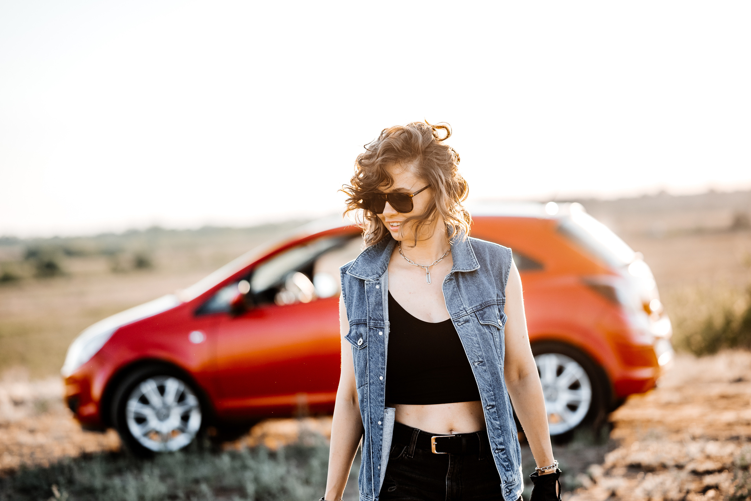 красная машина, трёхдверная машина, фотосессия с машиной