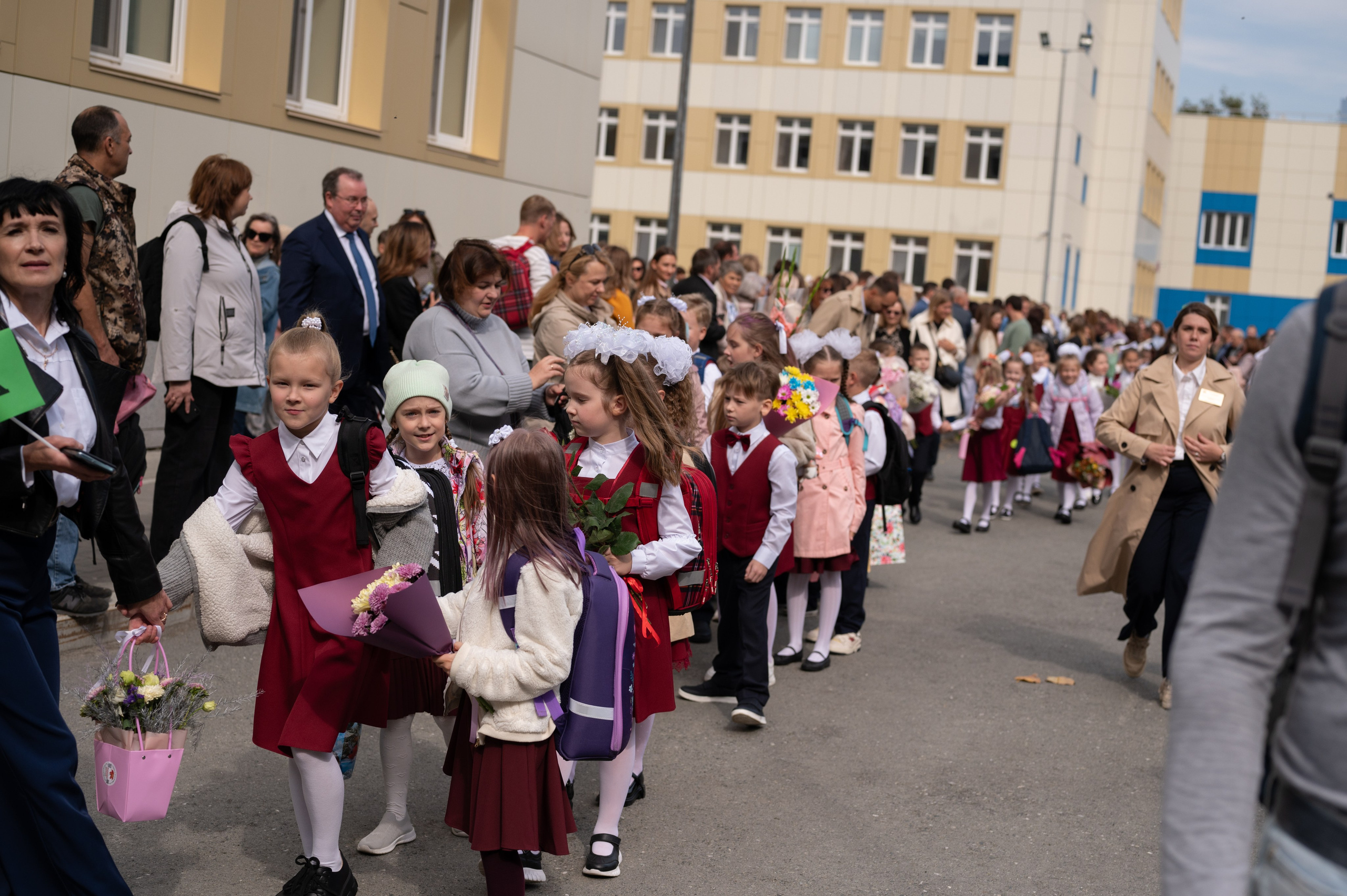 1 сентября 16 гимназия 2 класс (линейка + в классе+ на улице). Фотограф новорожденных, семейный детский в Тюмени Татьяна Морозова