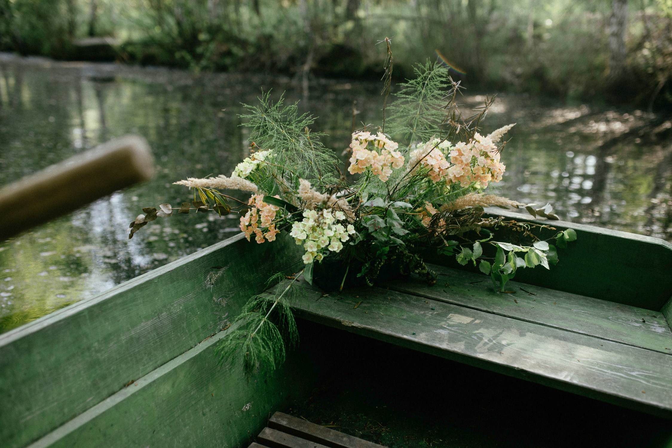 Лодка на Озере — природная локация для фотосессий в Зачарованном саду, Екатеринбург. Фотостудия «Зачарованный Сад» в 20 минутах от центра Екатеринбурга