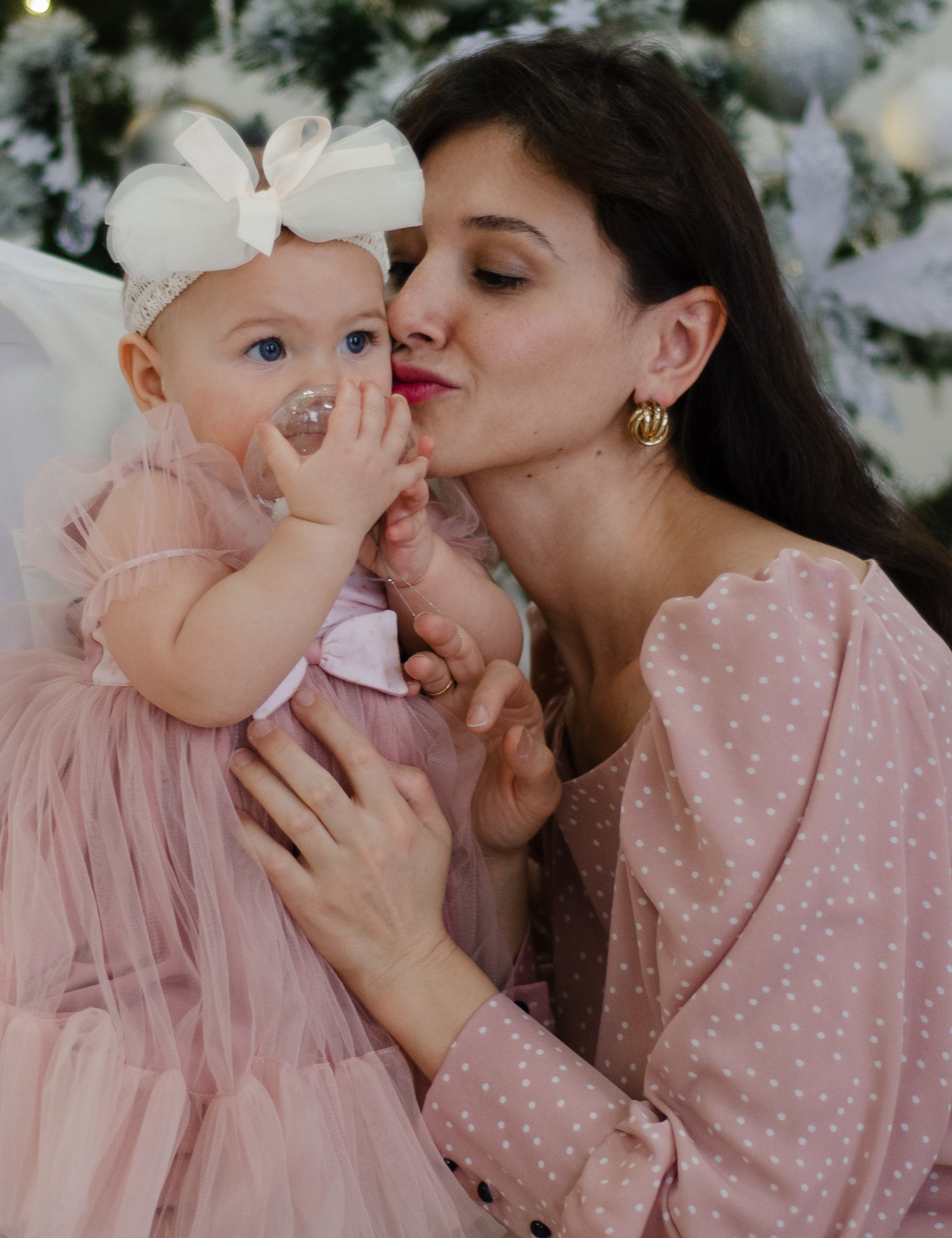 Мама и дочь на новогодней локации