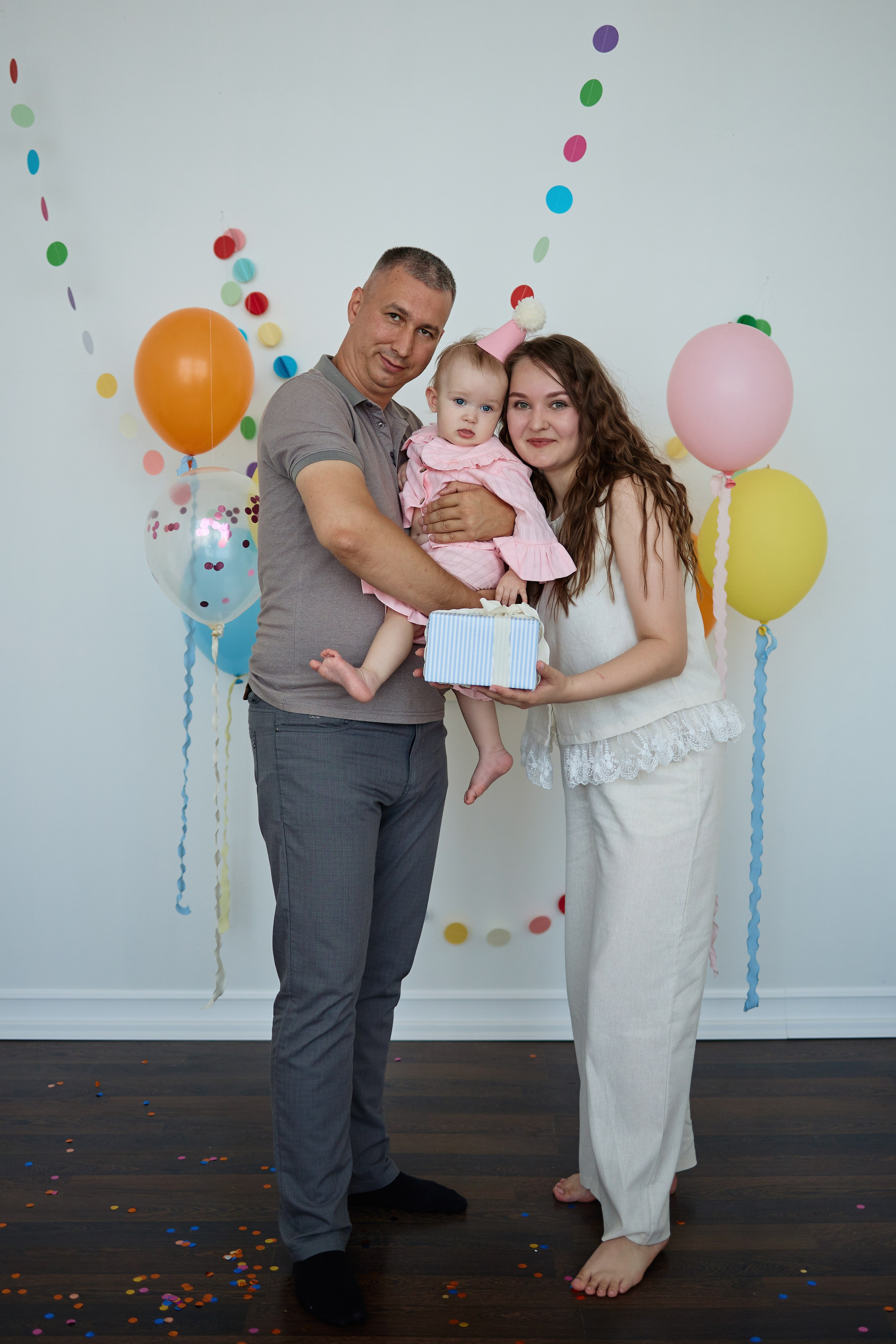Фотосессия на первый день рождения от 1 года до 5 лет в Краснодаре. Фотостудия Roomy в Краснодаре | Семейные и детские съёмки дней рождения от 1 до 5 лет, аренда зала фотостудии