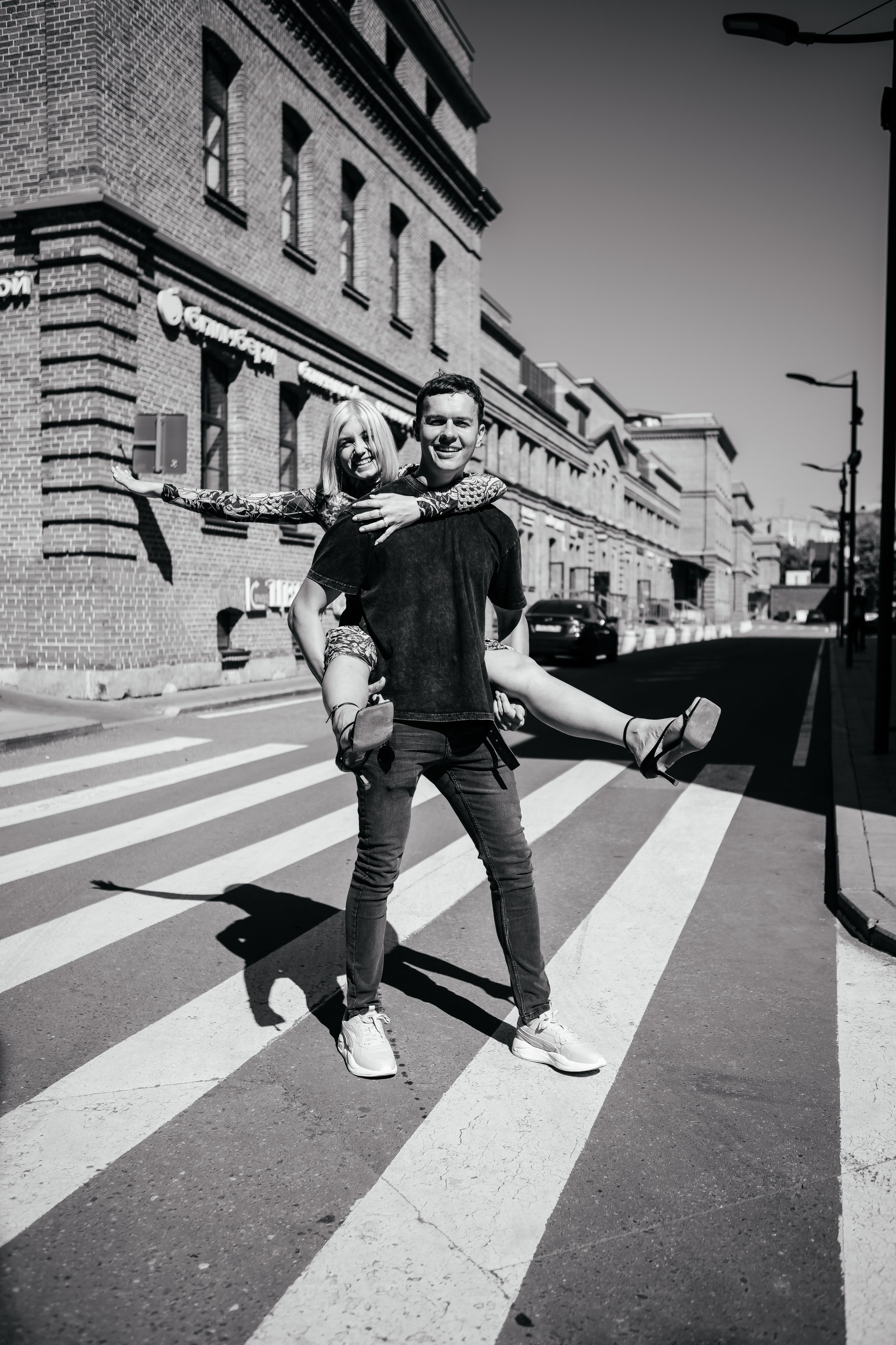 Фотопрогулка влюбленных среди современной архитектуры завода «Арма». Свадебный фотограф в Москве