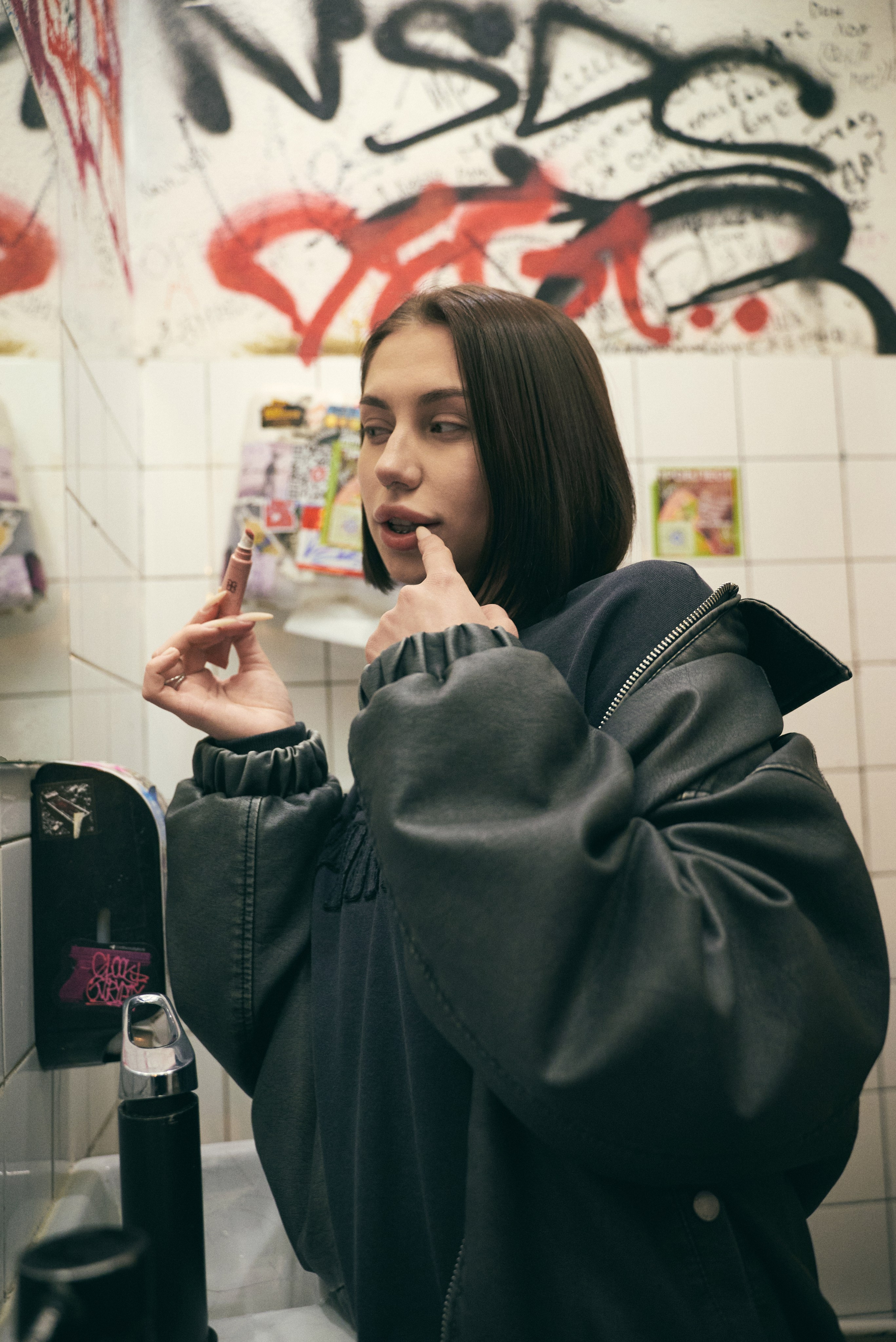 девушка у зеркала