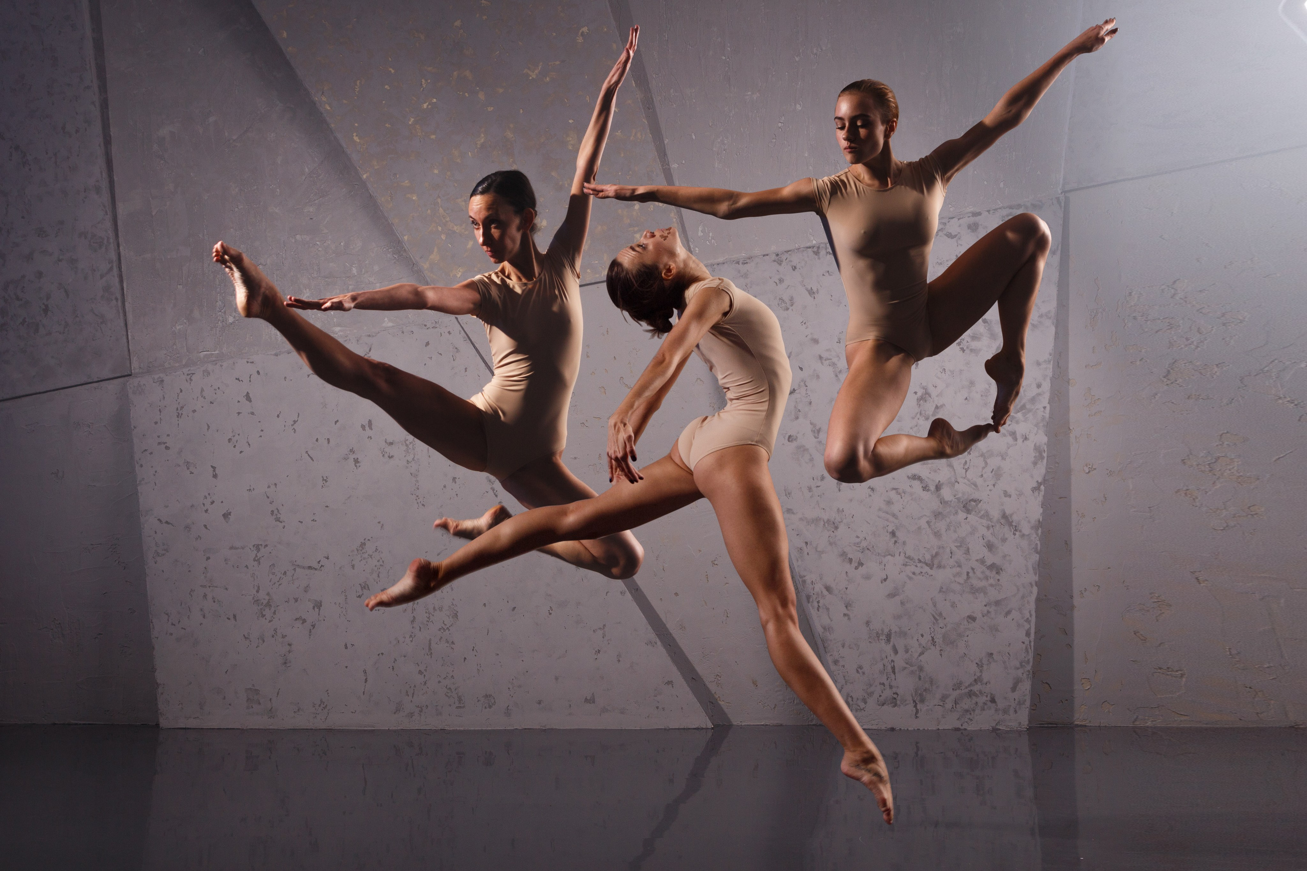 Динамичная балетная фотография: танцовщицы в прыжке, профессиональная съемка балета, танец и образ