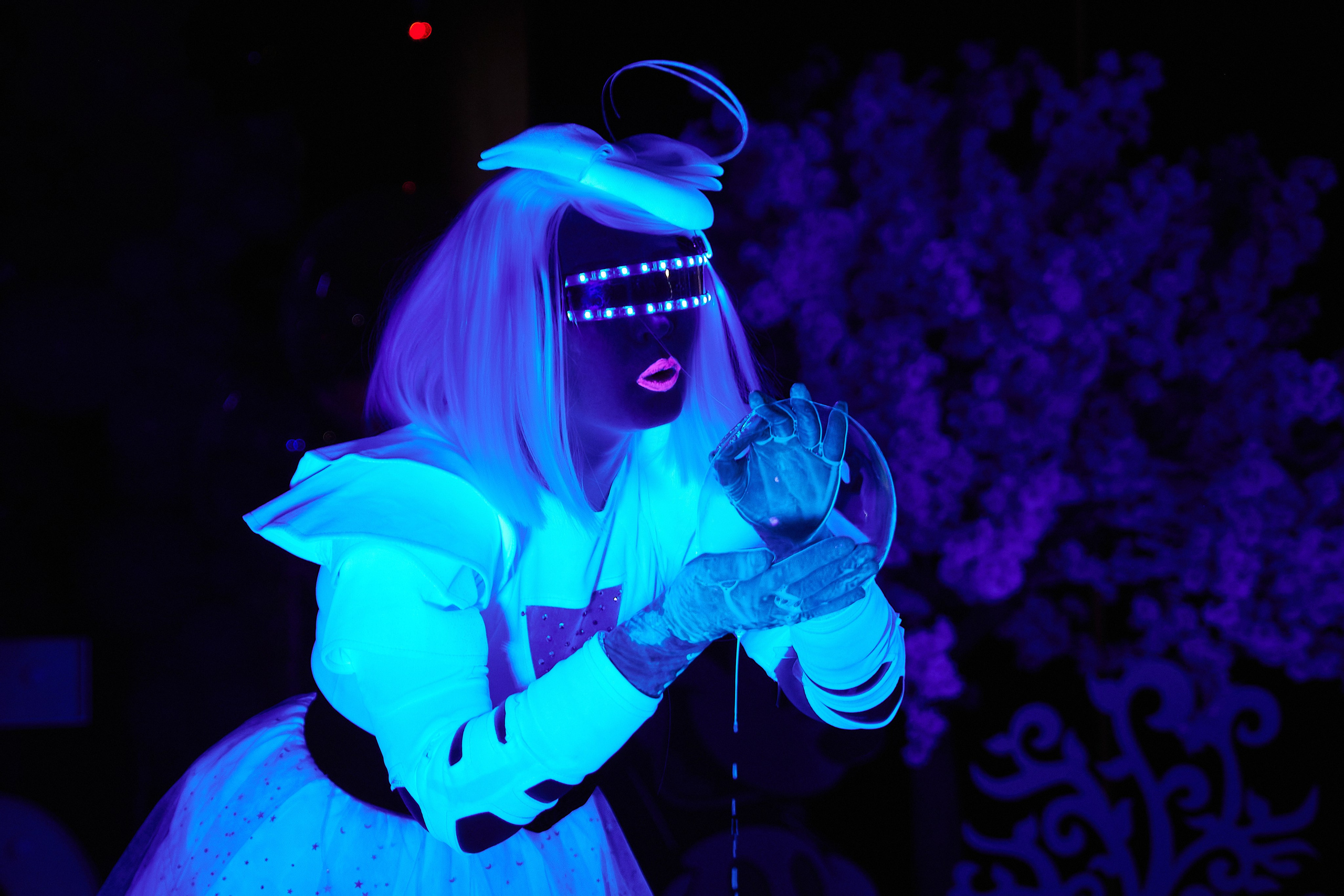 Шоу НЕОНОВЫХ Мыльных Пузырей. Goganaft.ru — Репортажный фотограф в Москве Георгий Коненков