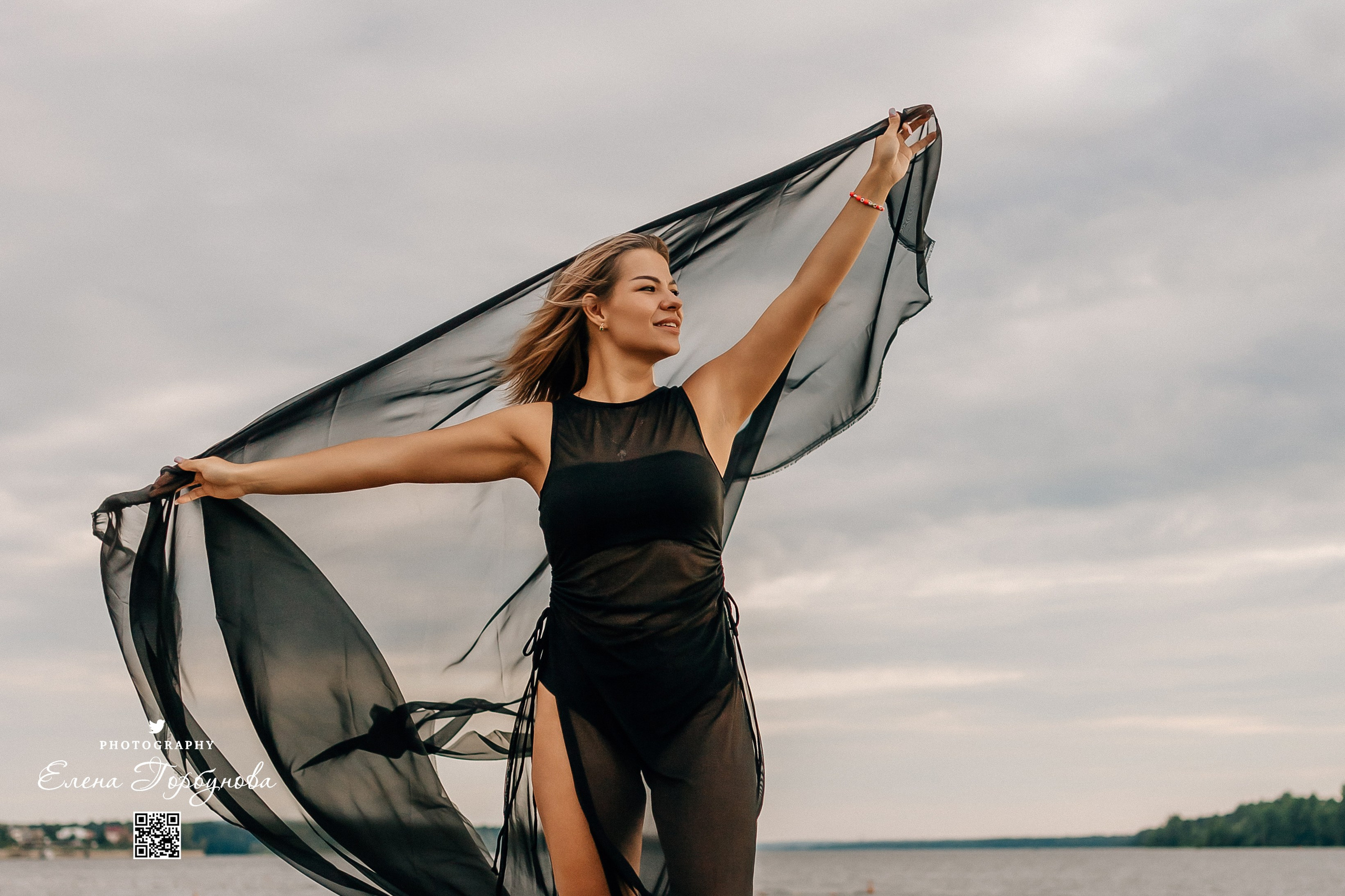 Черная серия с тканью. Набережная. Александра и Таисия. Июль 2025 г. Фотограф Пермь. Свадьбы. Семья и дети, школа, д. сад. Фотокниги