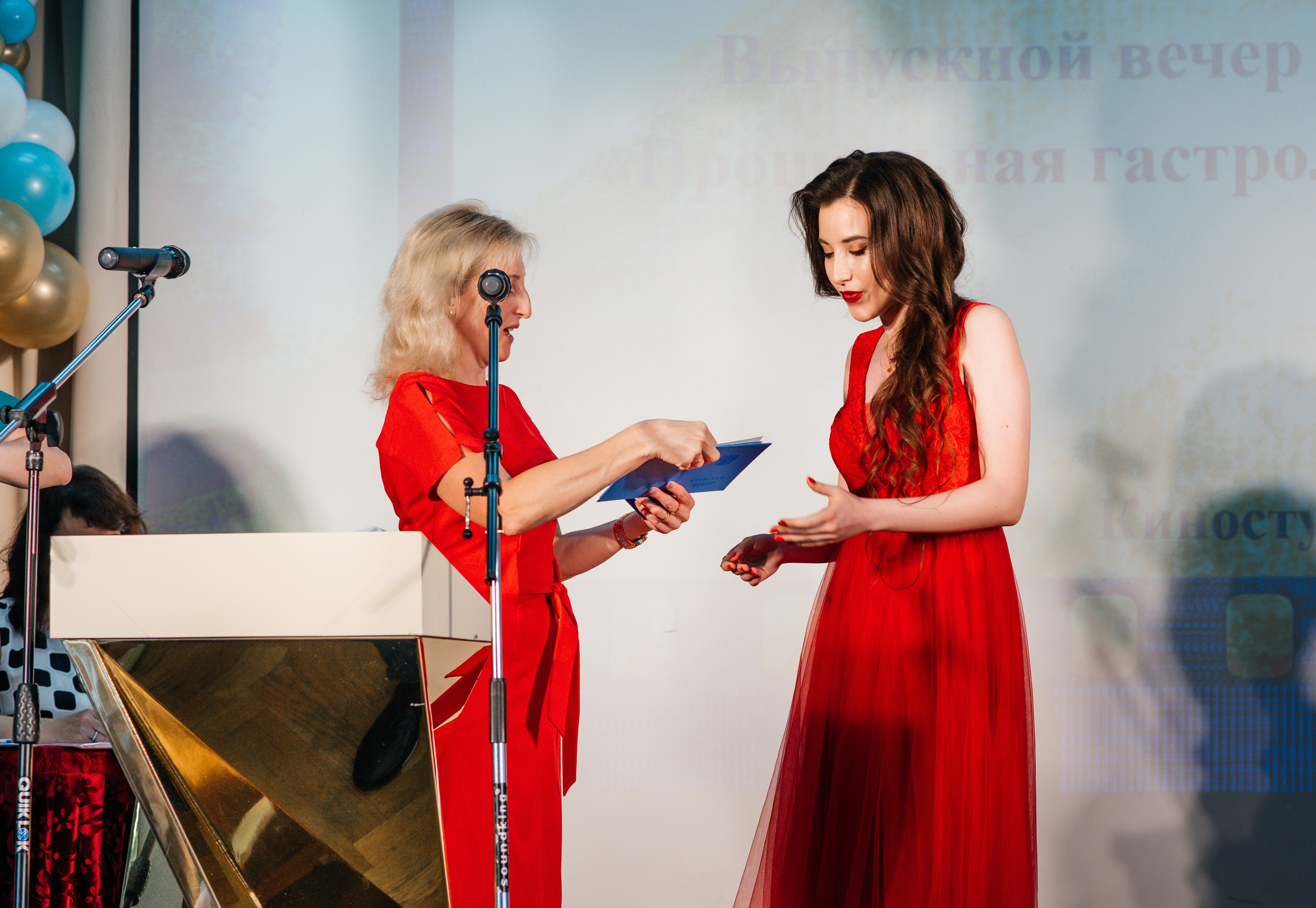 Вручение аттестатов. Выпускные альбомы в Подольске Москве и МО