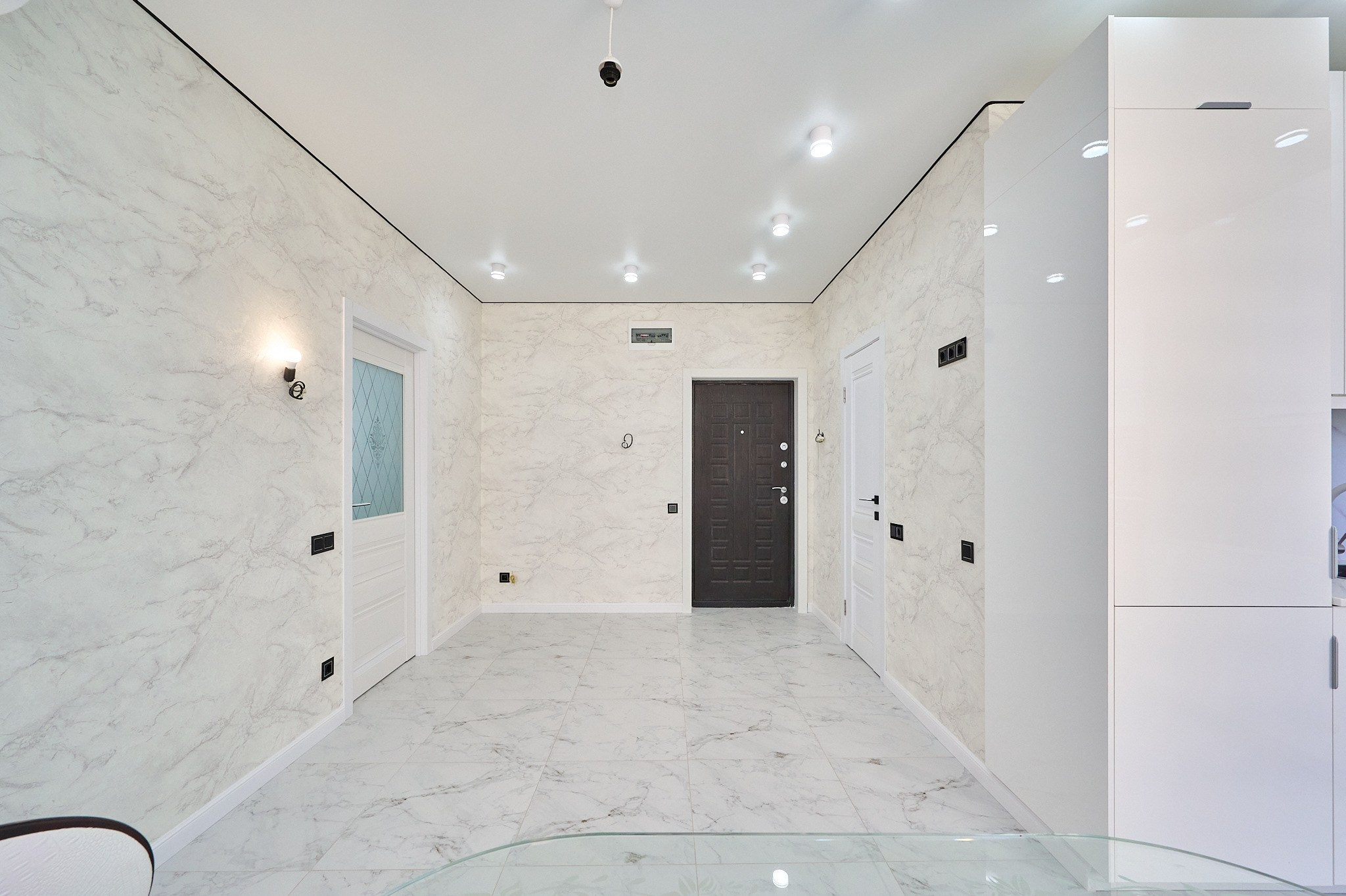 коридор светлые стены черная входная дверь 