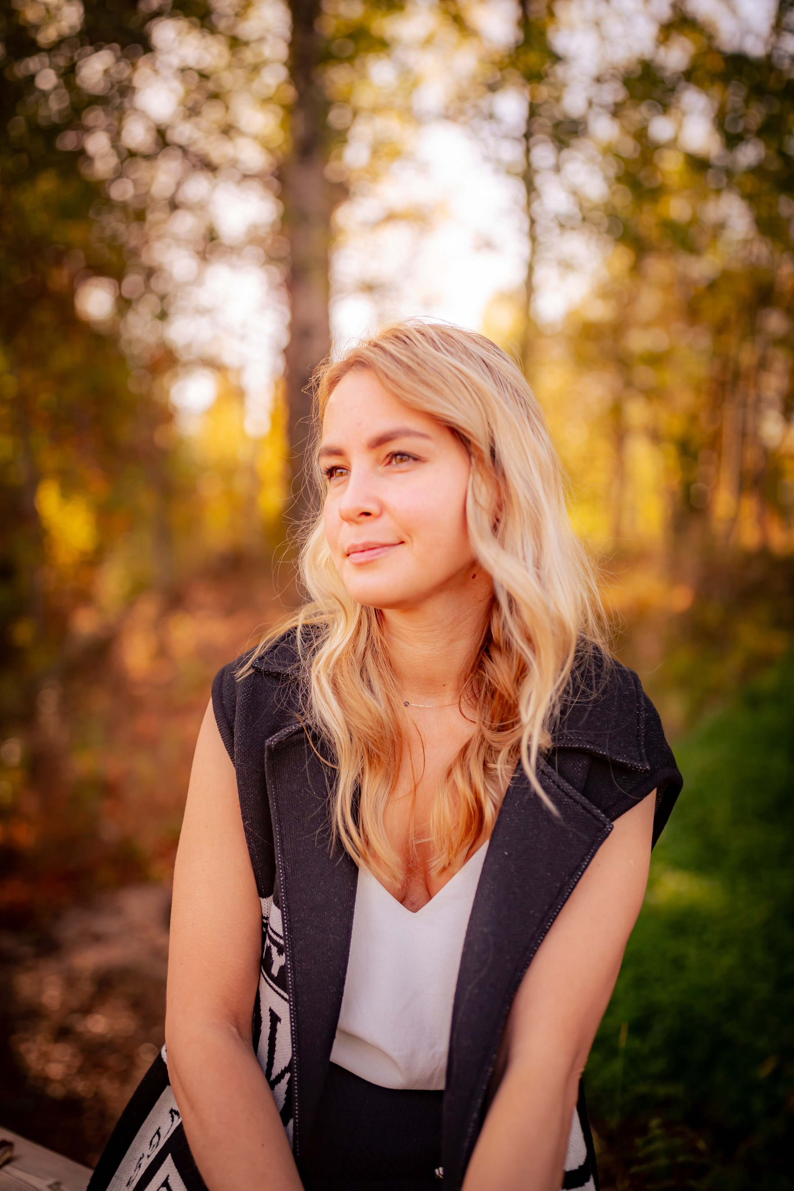 Фотосессия Ирины в осеннем лесу. Контент фотограф для экспертов в соцсетях Алена Собора Москва