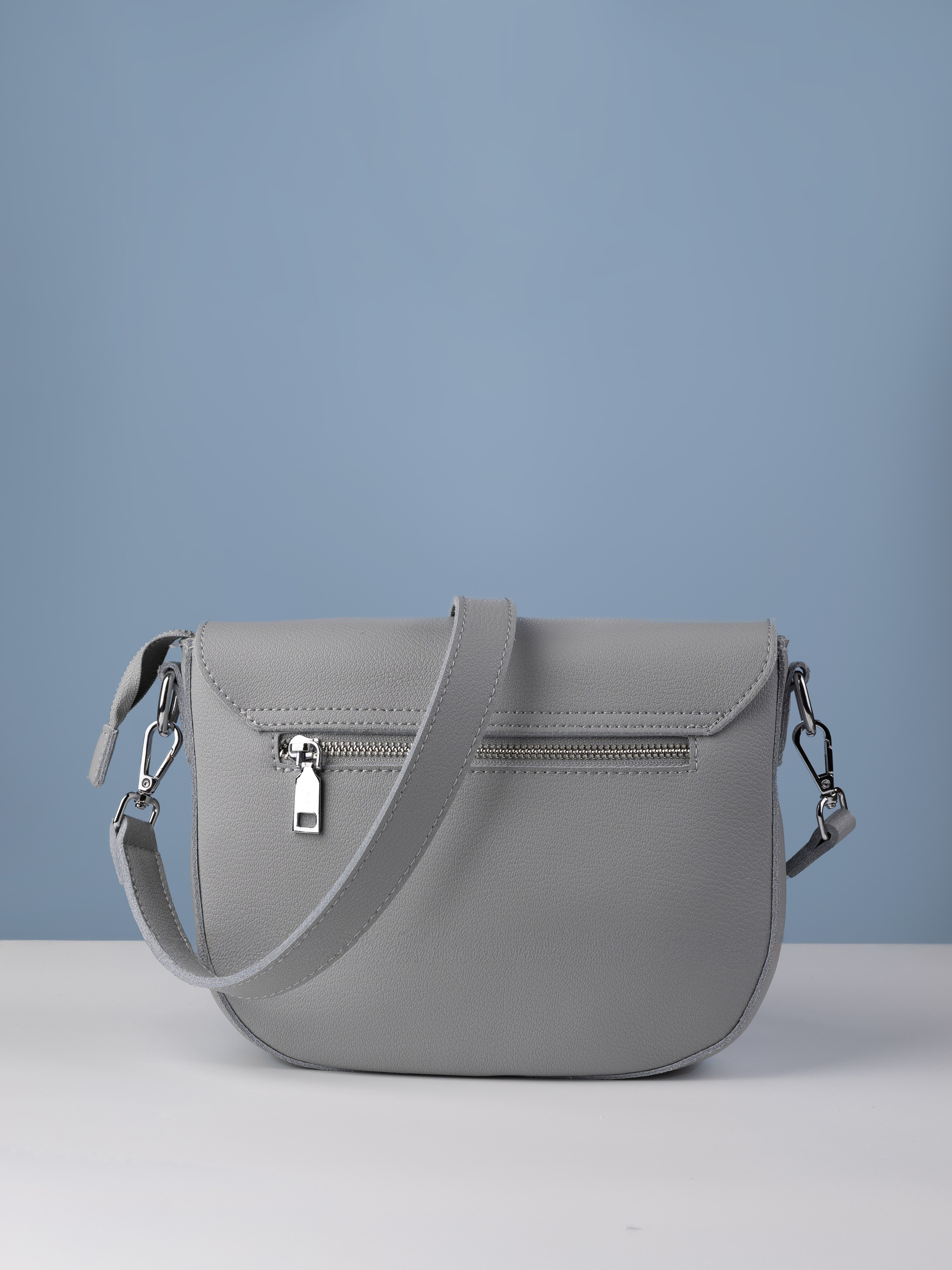 серая женская сумка вид сзади