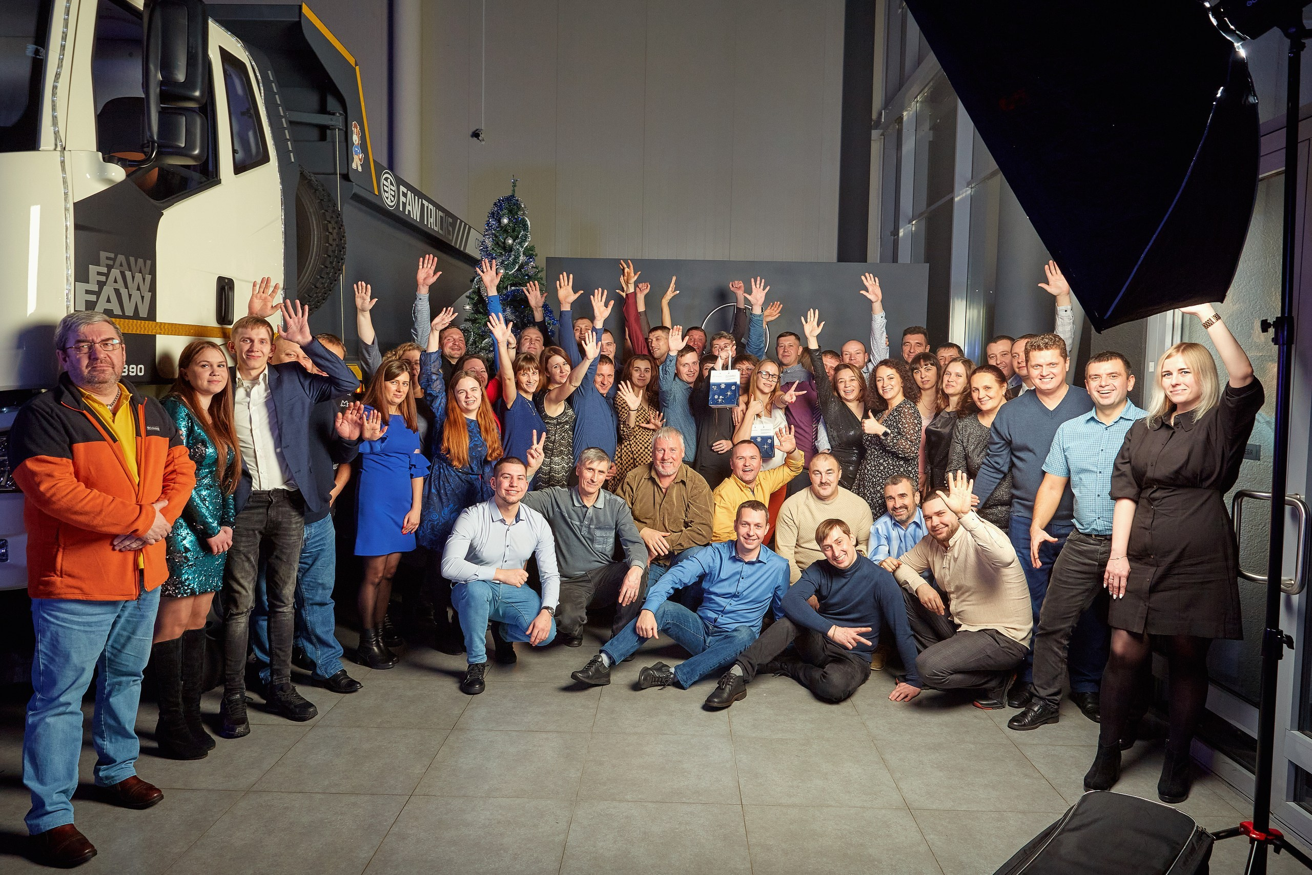 Транс-Инвест / Новогодний корпоратив на территории автосалона. Антон Артюшин, портретный фотограф. Москва