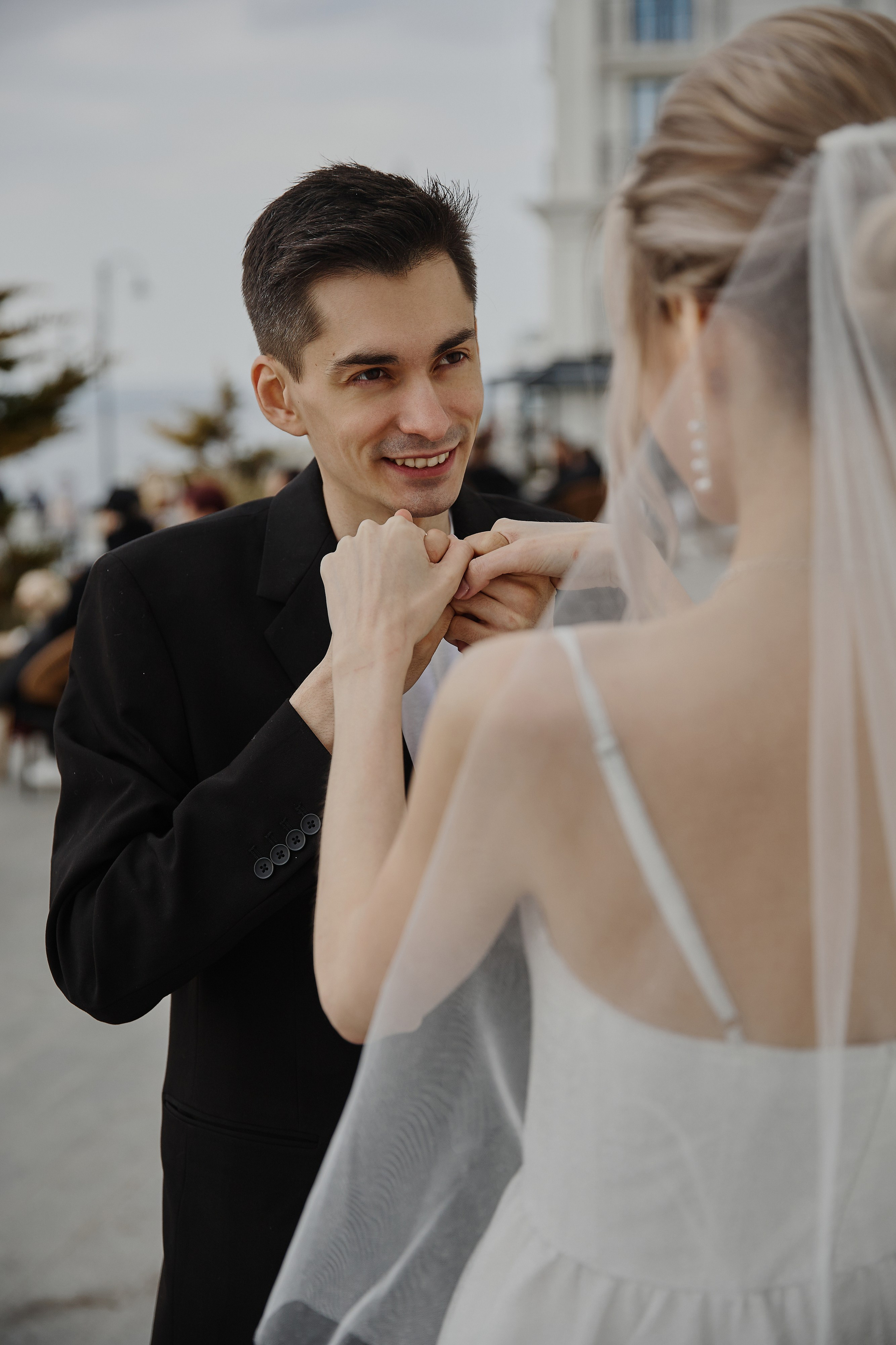 Свадебная фотосессия на белой набережной города Анапа