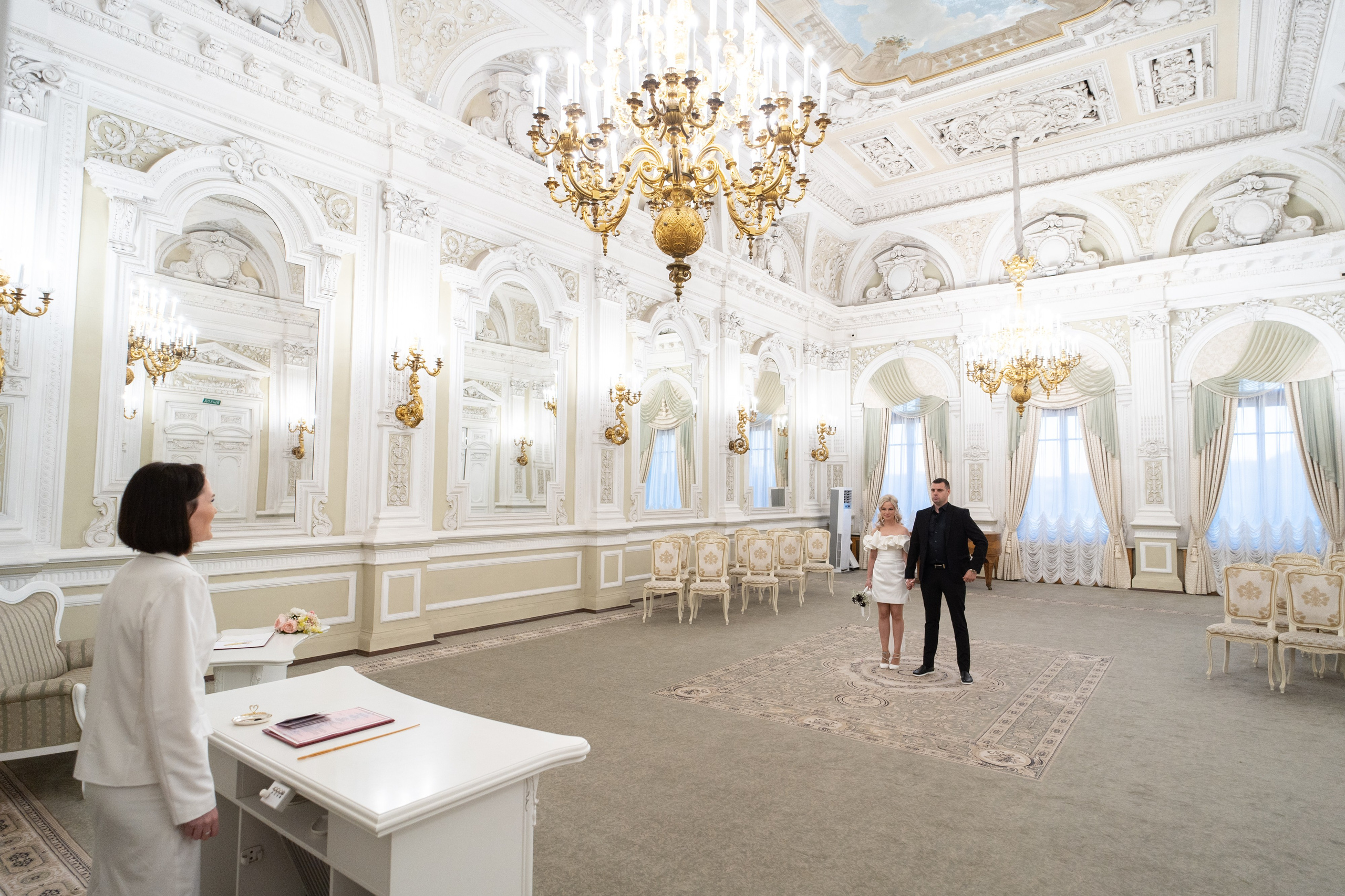 жених и невеста на регистрации брака во дворце бракосочетания №1 