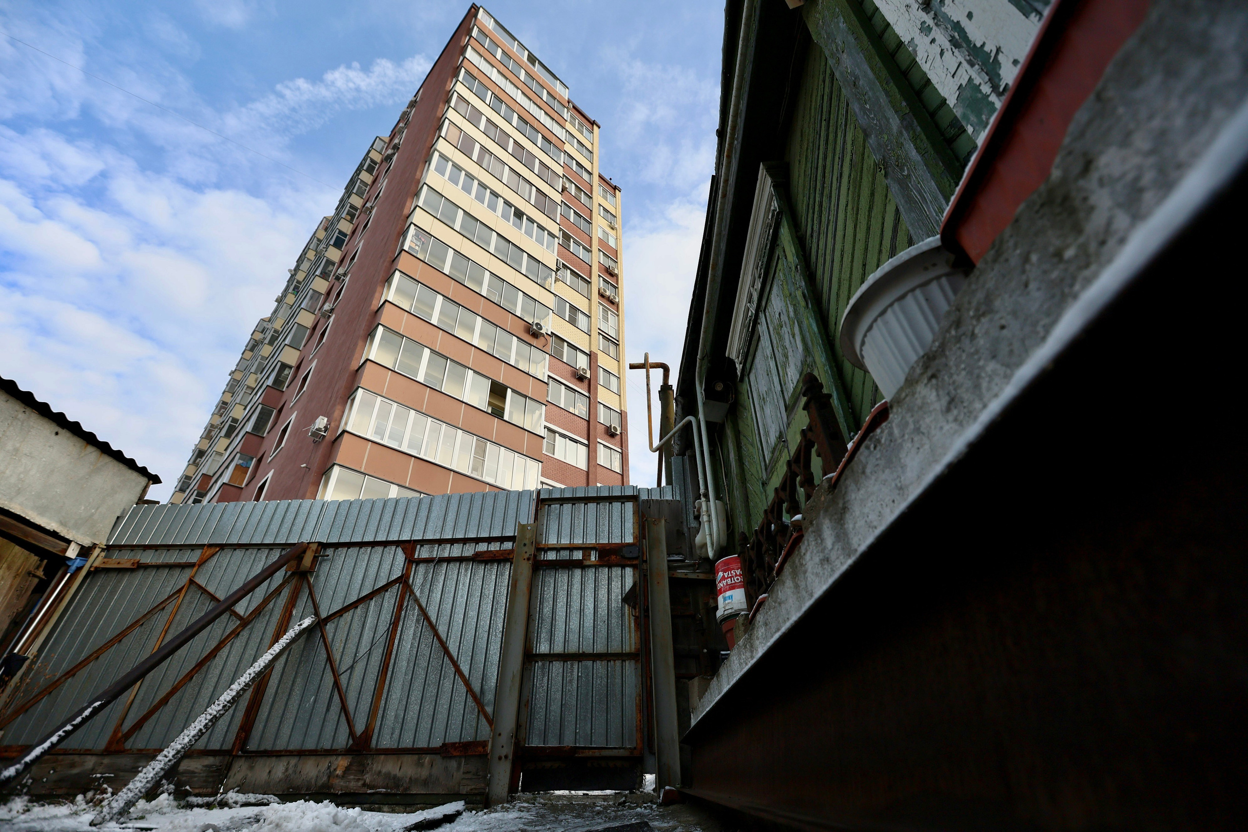 Людмила Владимировна. Хозяйка маленького дома в окружении многоэтажек. Репортажный фотограф Наталья Лапцевич