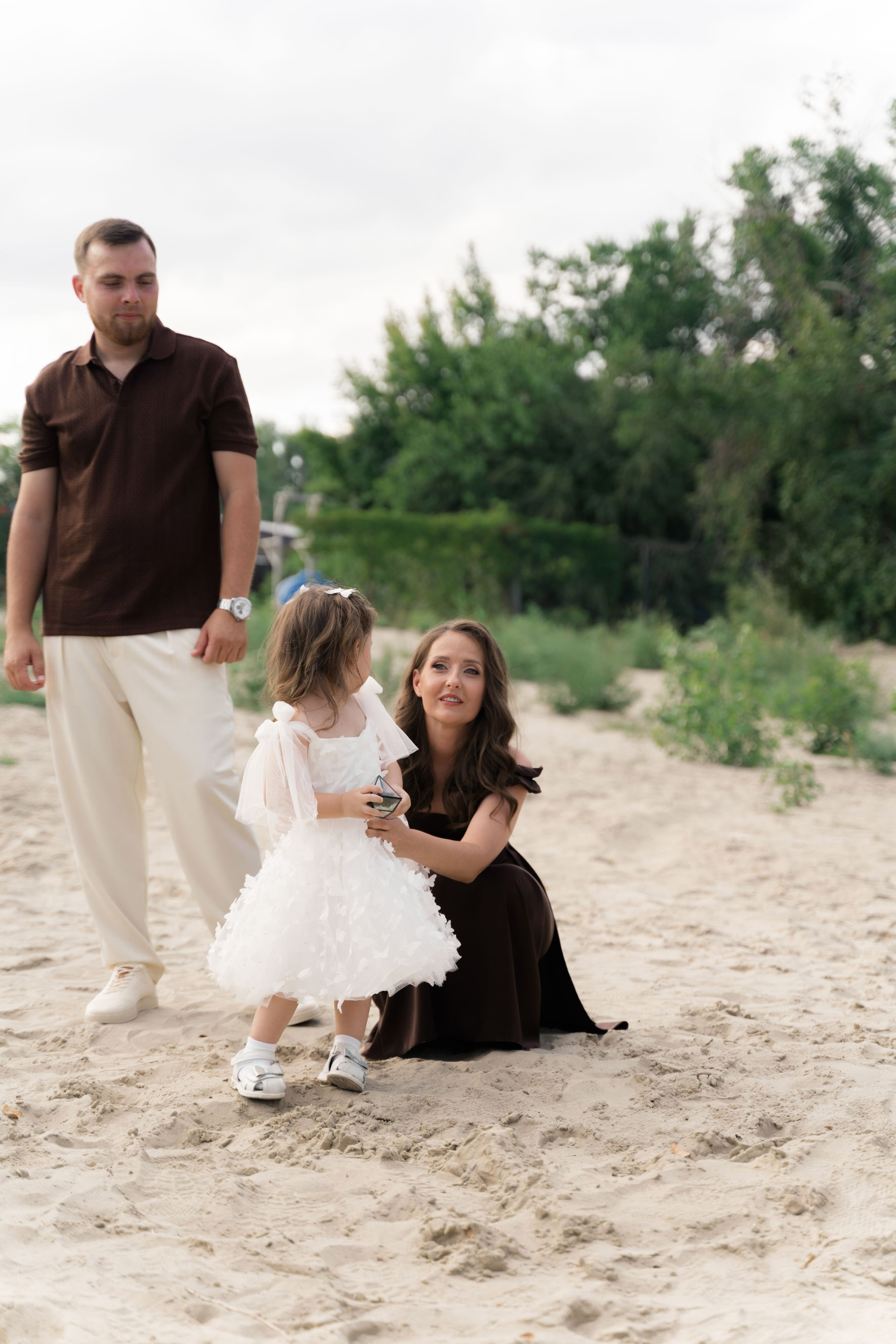 маленькая девочка выносит кольца