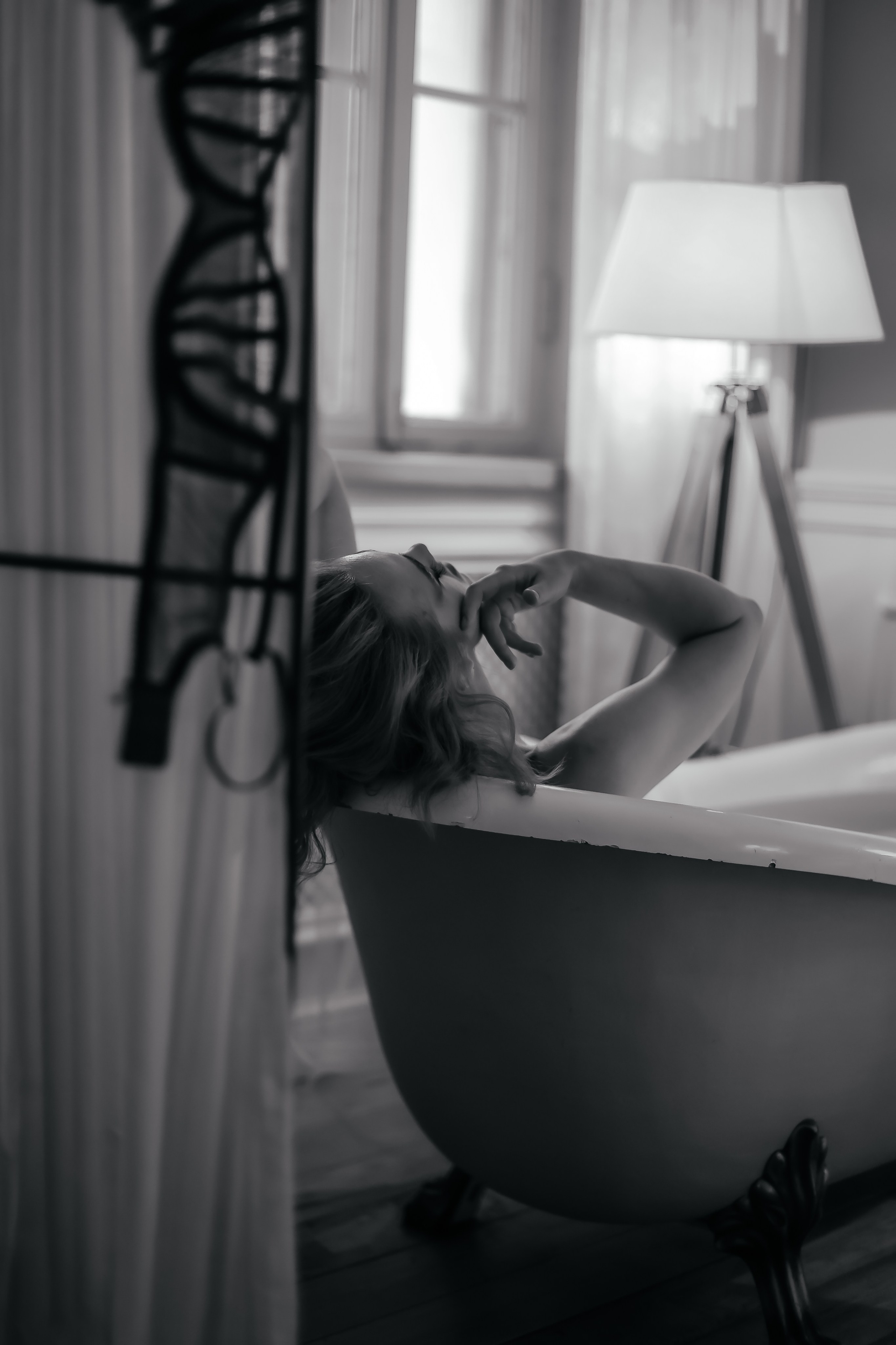  будуарная фотосессия, студийная фотосессия Москва, ванна для фотосессии, чёрный интерьер студии, нежно-эротические фото, будуар фотография, фотосессия откровенная Москва, нежный и дерзкий образ.