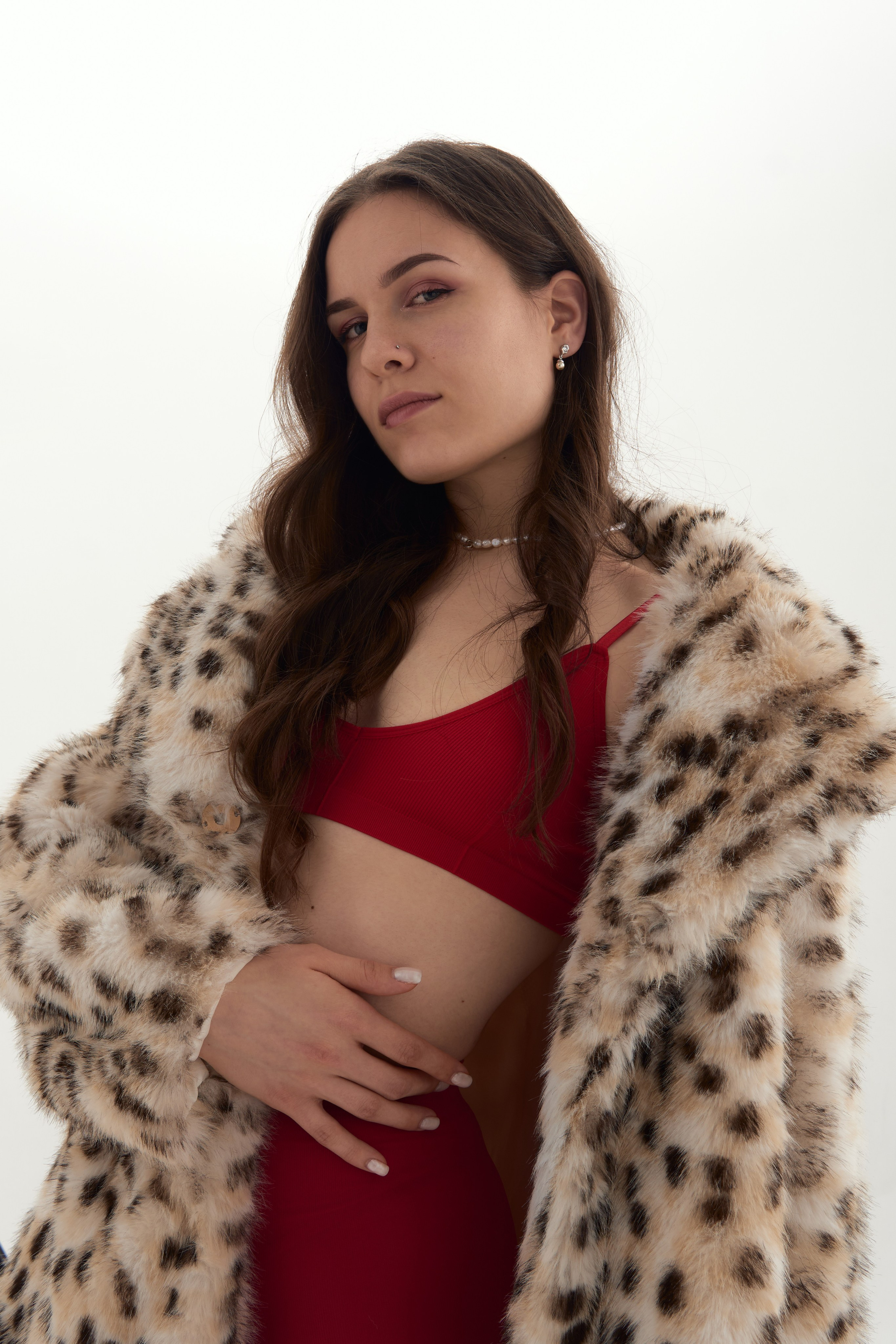 Фотосессия в студии на красном фоне, в леопардовой шубе, колготках. Фотограф Наталья Воронина Москва