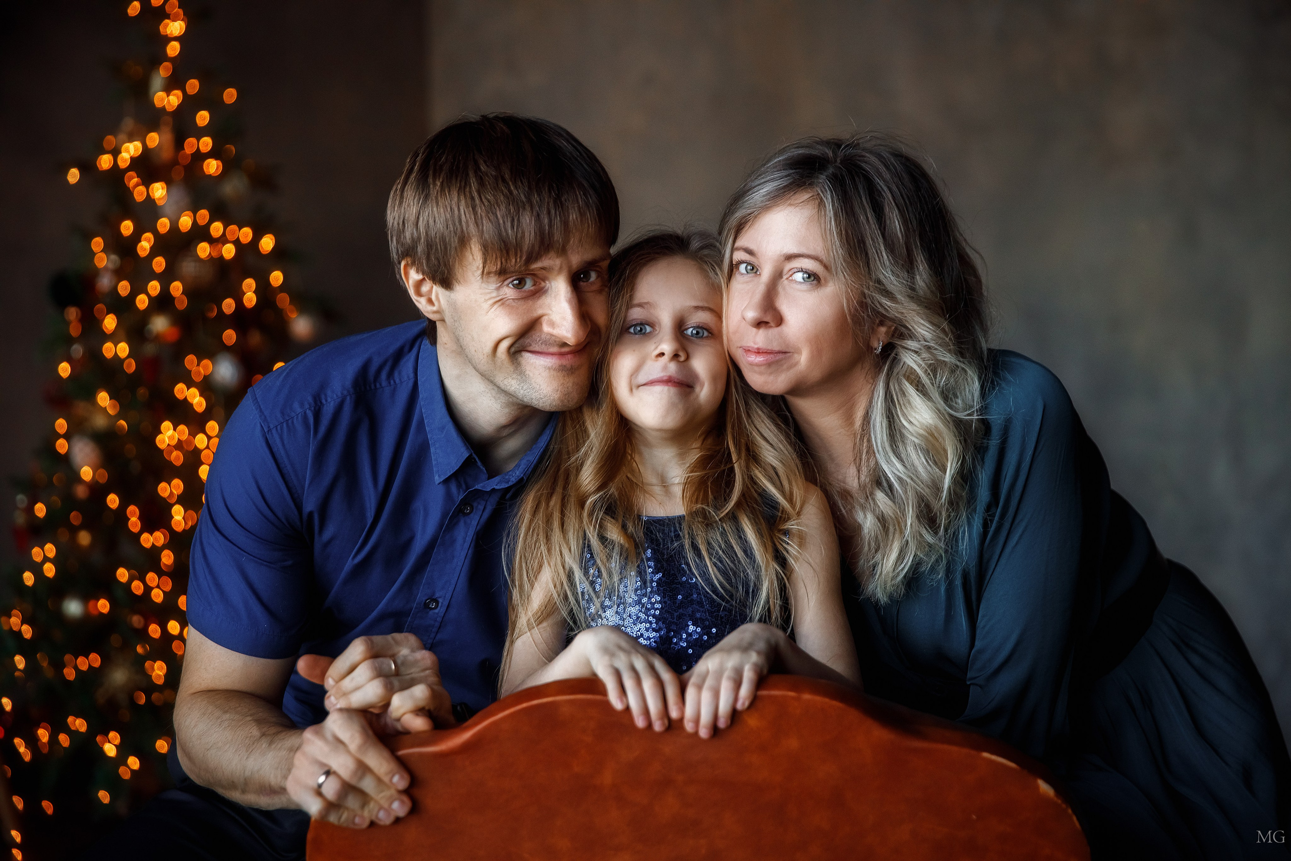 Анютка и родители). Маша Гонтарь Семейный домашний репортажный фотограф в Санкт-Петербурге