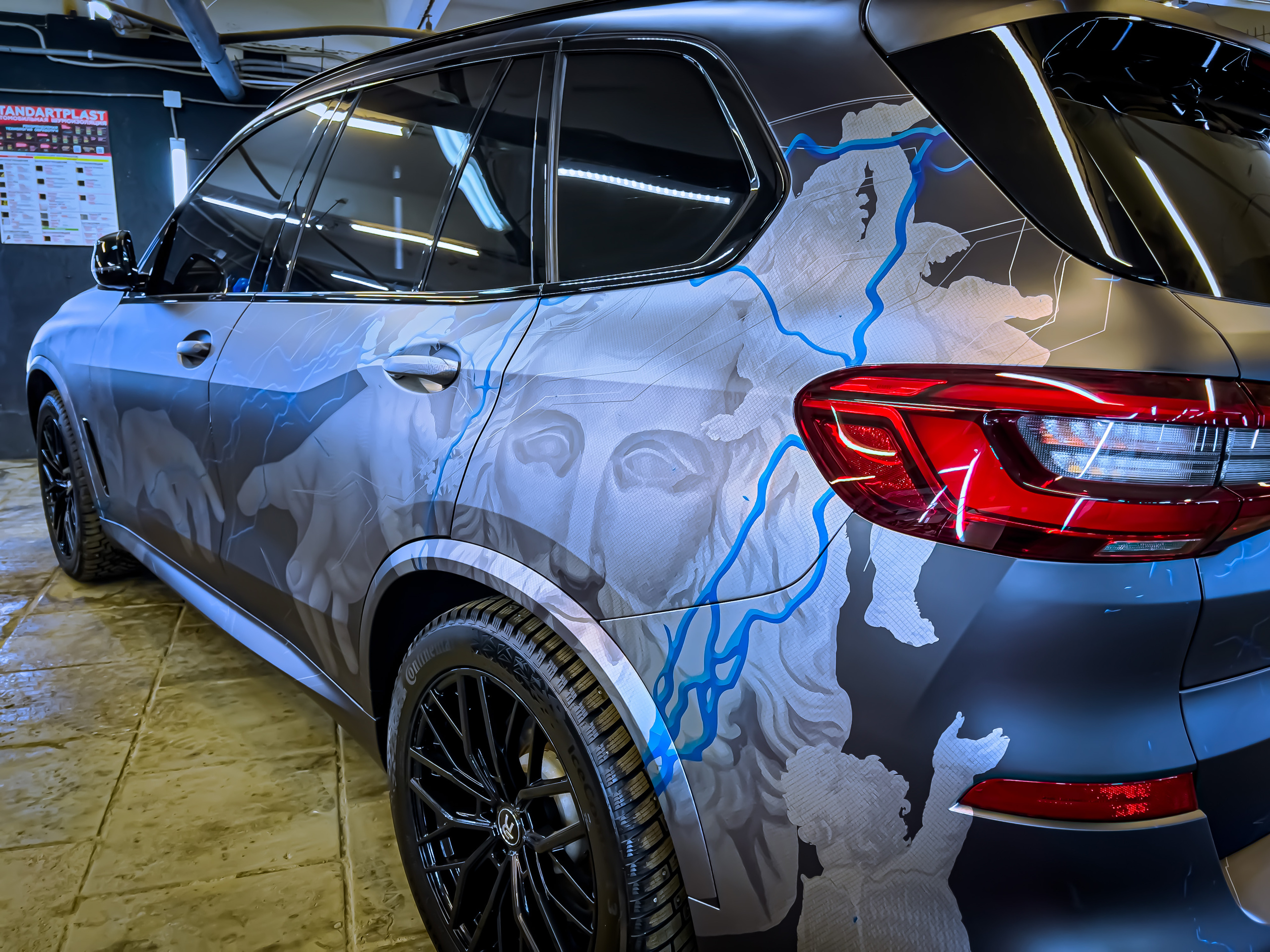 Винилография на BMW X5. Студия дизайна и оклейки авто Barmaley Design