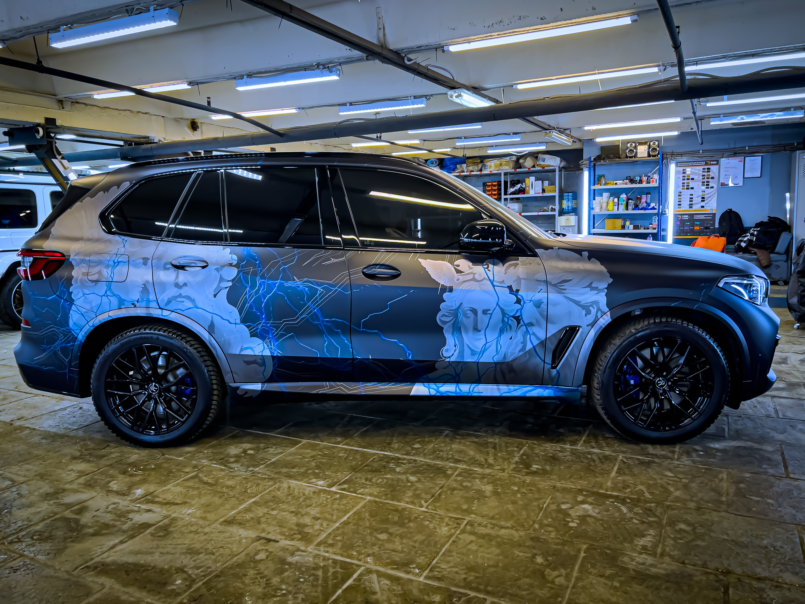 Винилография на BMW X5. Студия дизайна и оклейки авто Barmaley Design