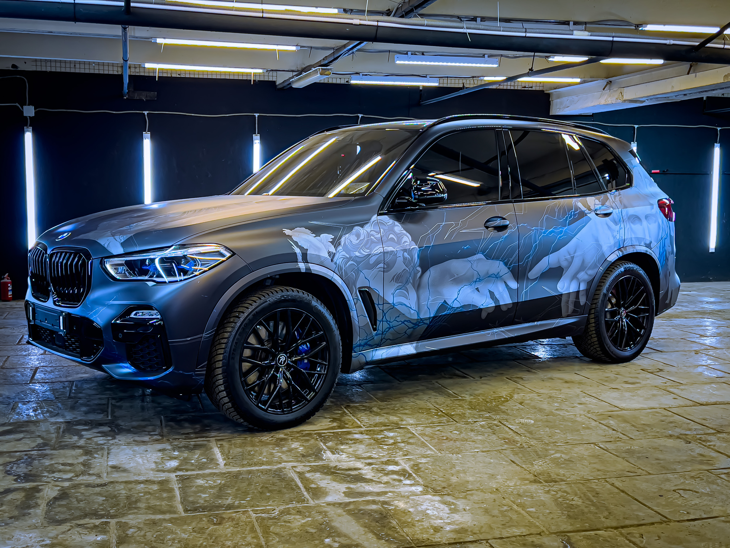 Винилография на BMW X5. Студия дизайна и оклейки авто Barmaley Design