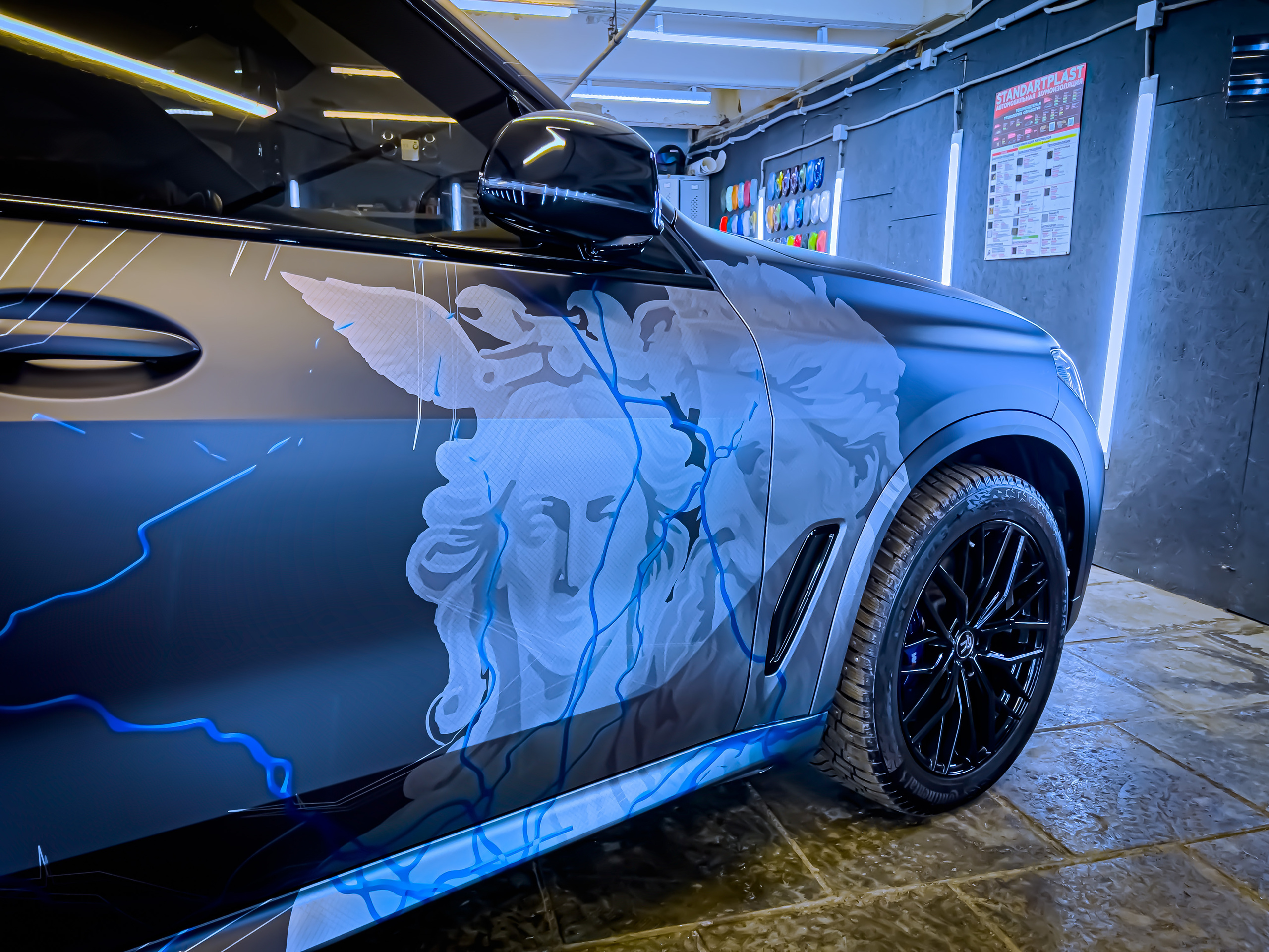 Винилография на BMW X5. Студия дизайна и оклейки авто Barmaley Design