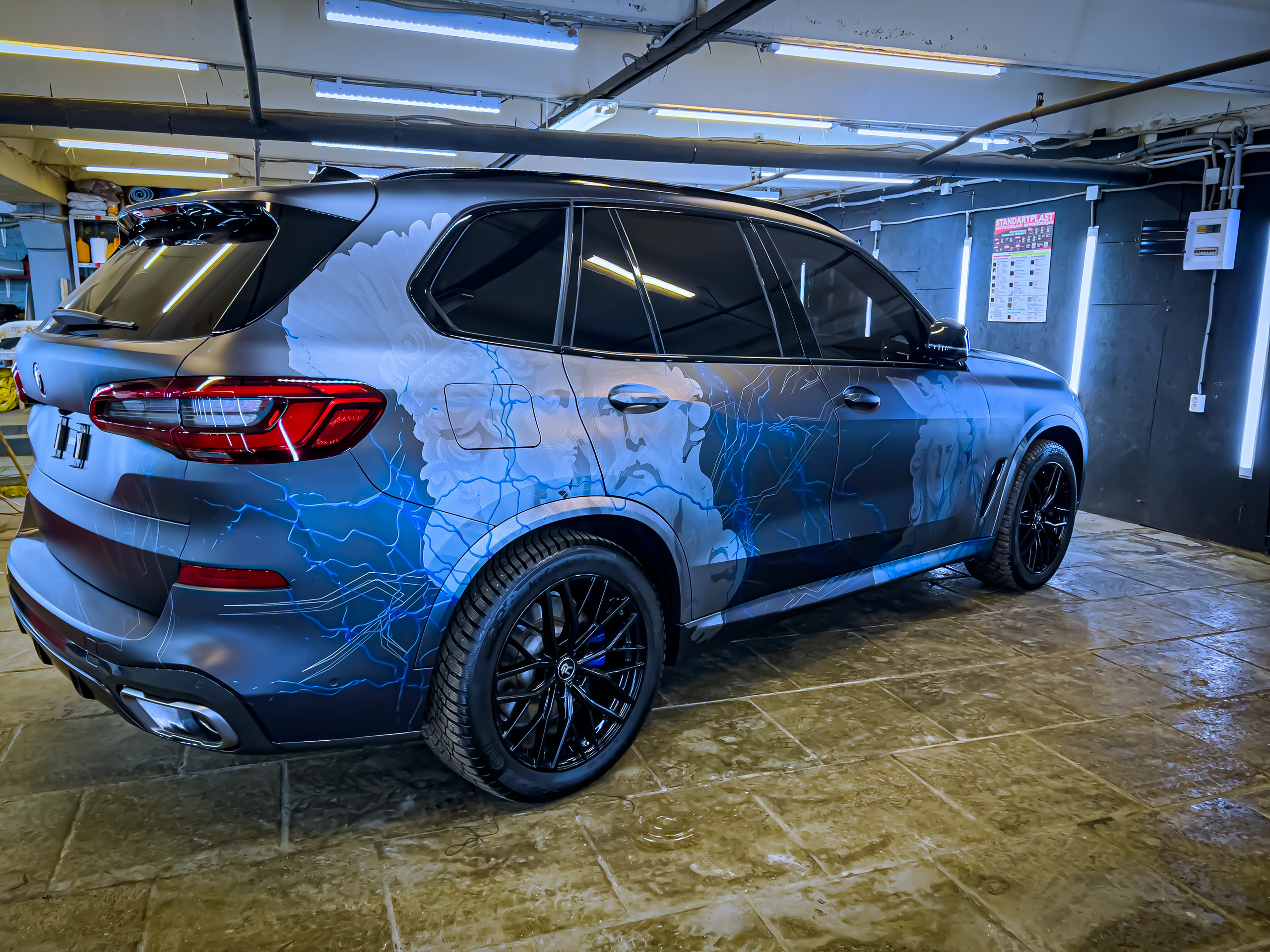 Винилография на BMW X5. Студия дизайна и оклейки авто Barmaley Design