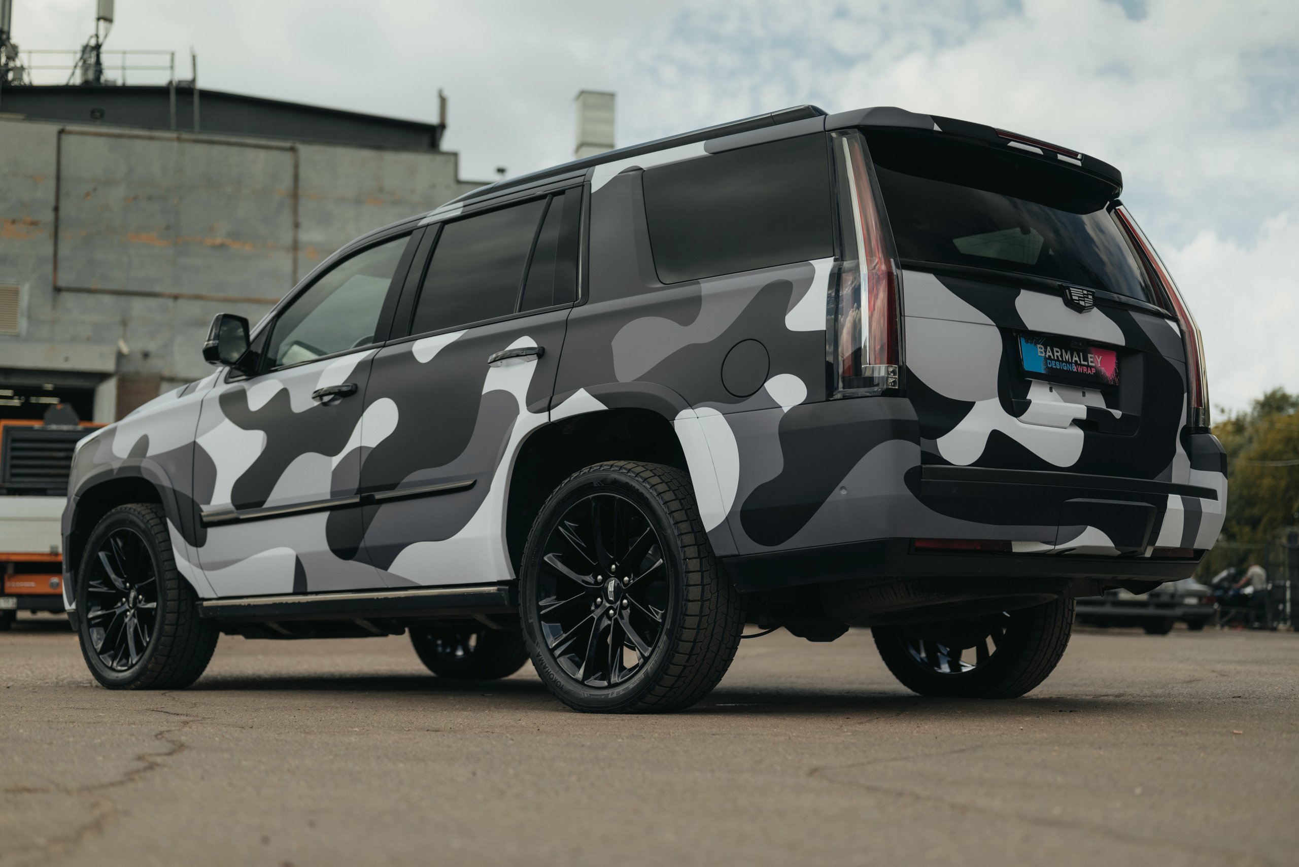 Винилография на Cadillac Escalade. Студия дизайна и оклейки авто Barmaley Design