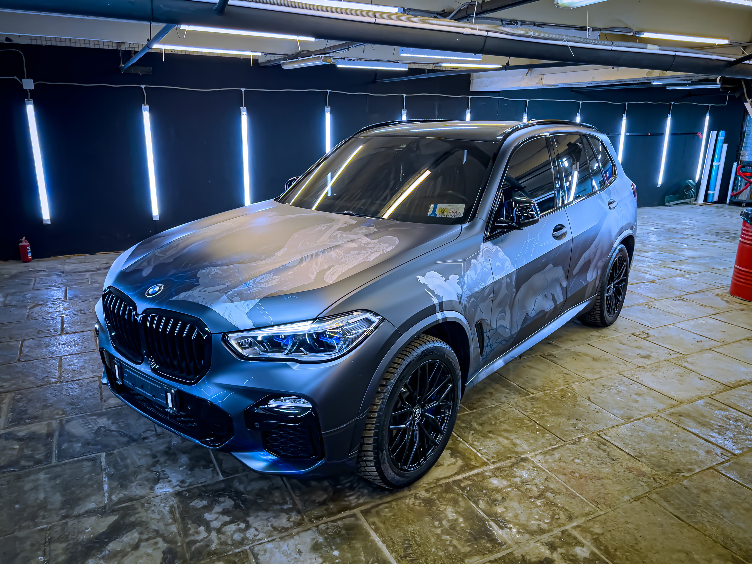Винилография на BMW X5. Студия дизайна и оклейки авто Barmaley Design
