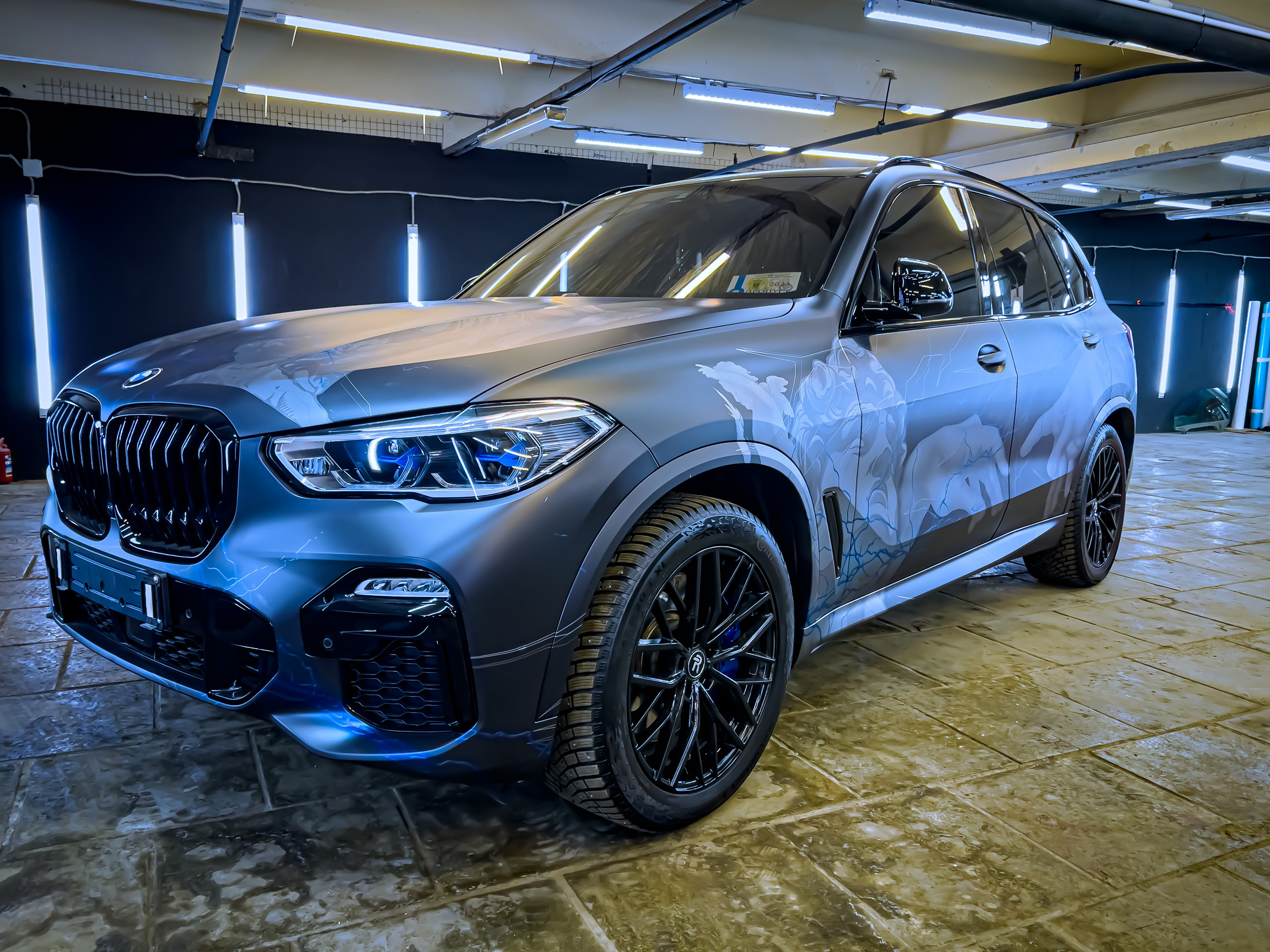 Винилография на BMW X5. Студия дизайна и оклейки авто Barmaley Design