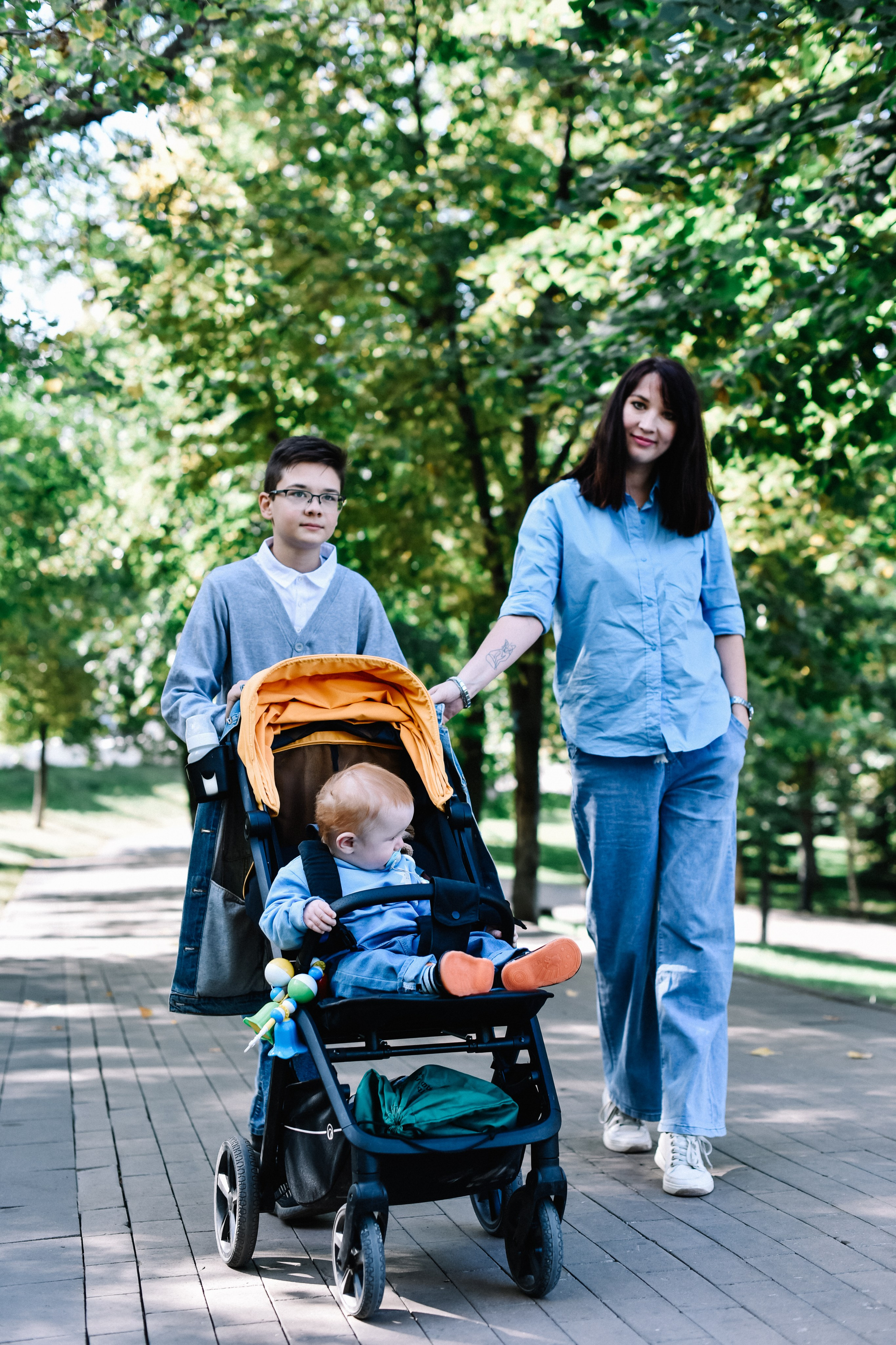 Прогулка Олеси, Льва и Ванечки