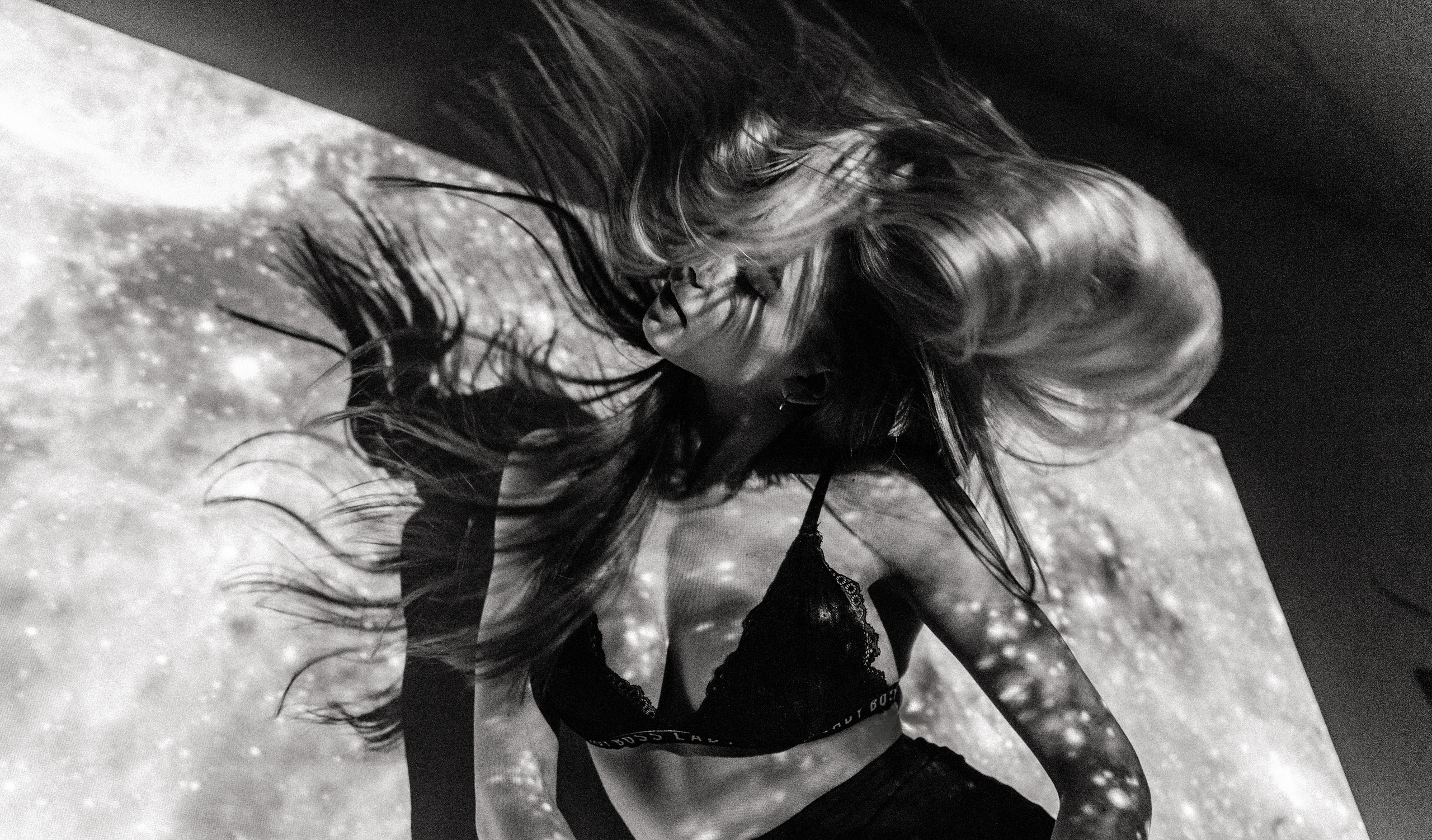 В лучах проектора