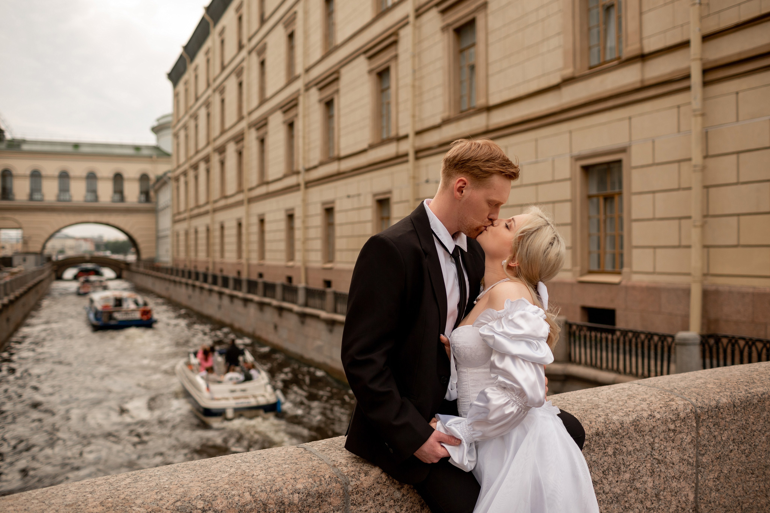 Свадебная фотопрогулка по улицам Петербурга. Свадебный фотограф Кирилл Белый
