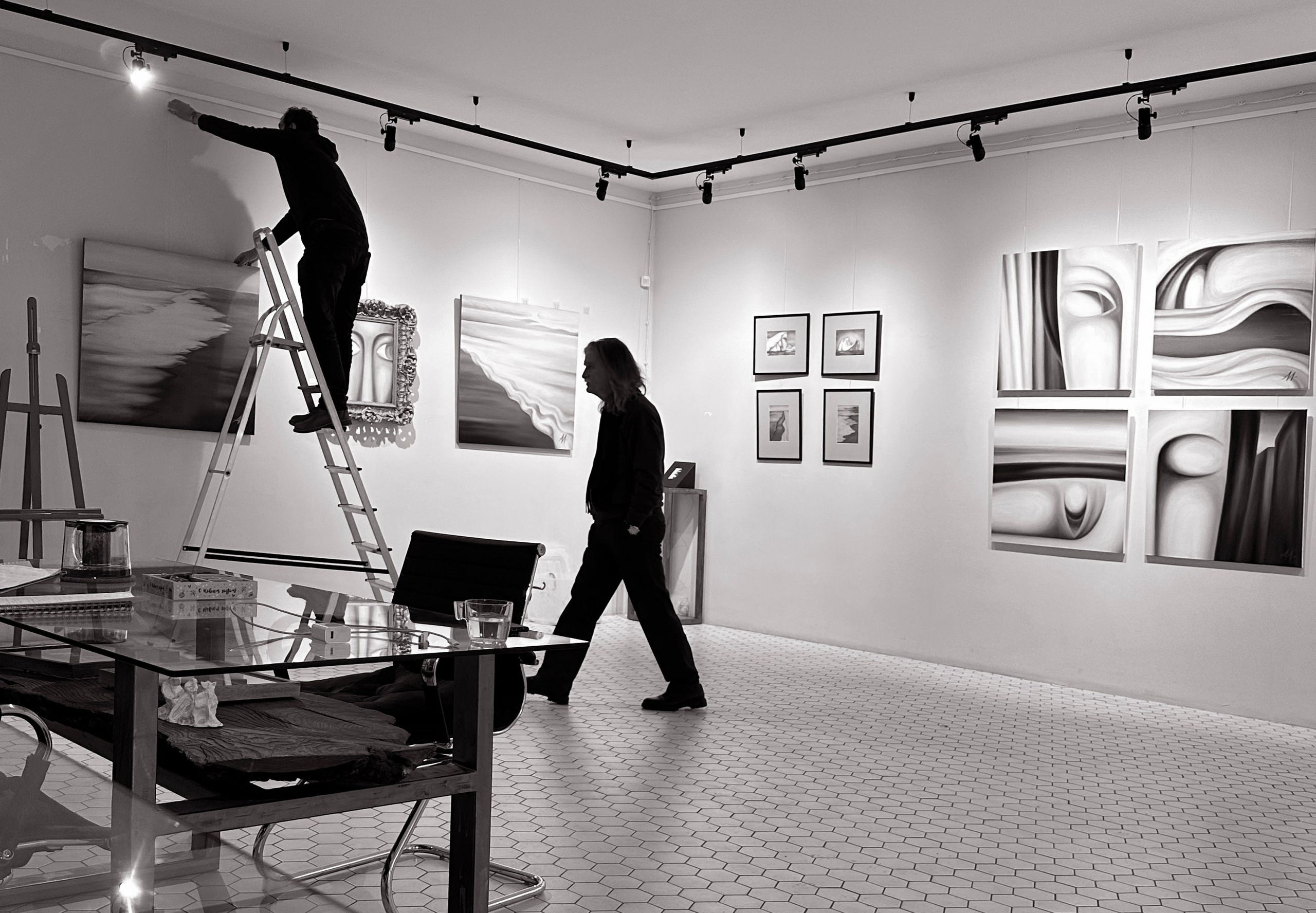 Монтаж выставки "СТИХИИ", галерея "МОЙКА 104", Санкт-Петербург, 2023