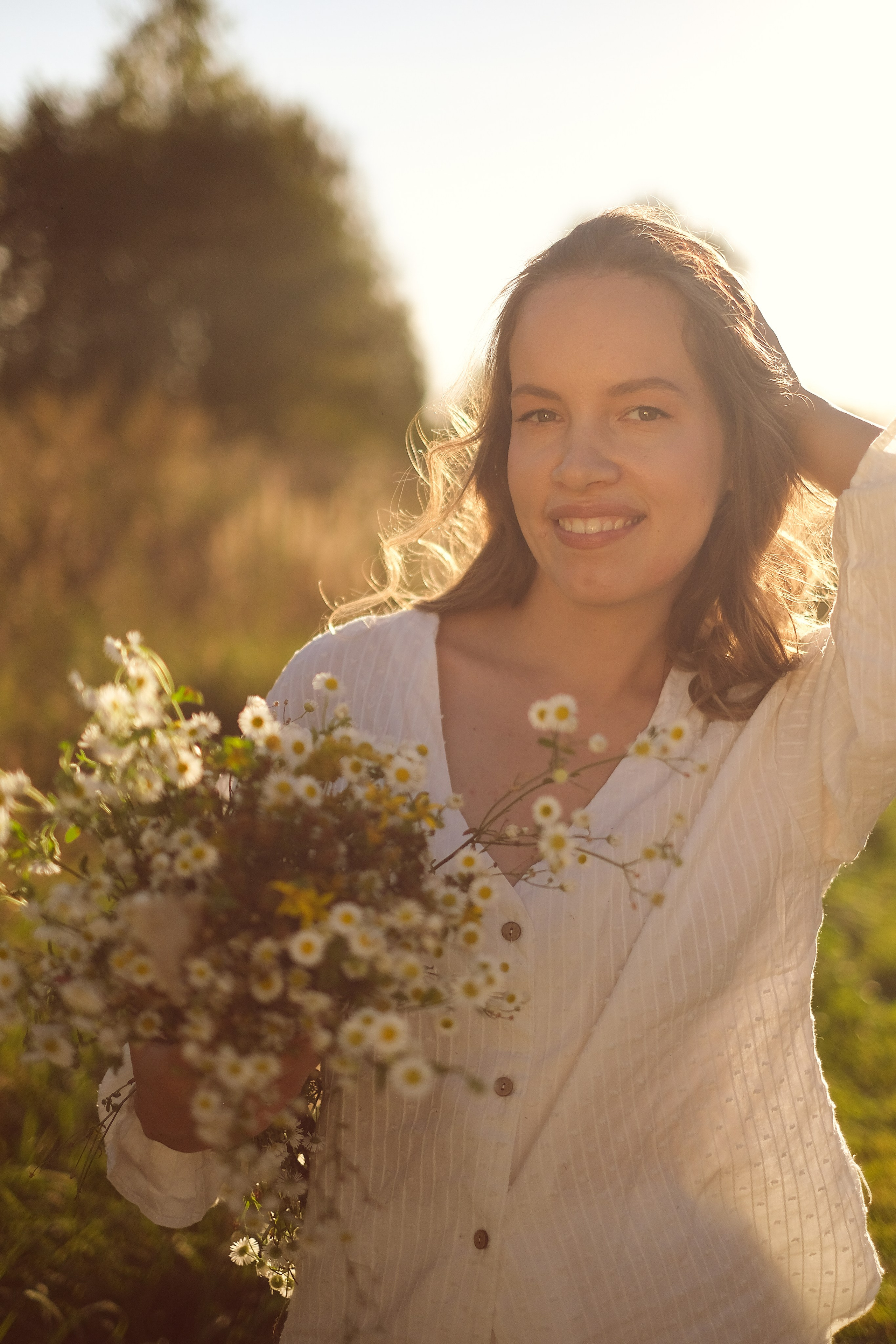 Беременная фотосессия в поле на закате