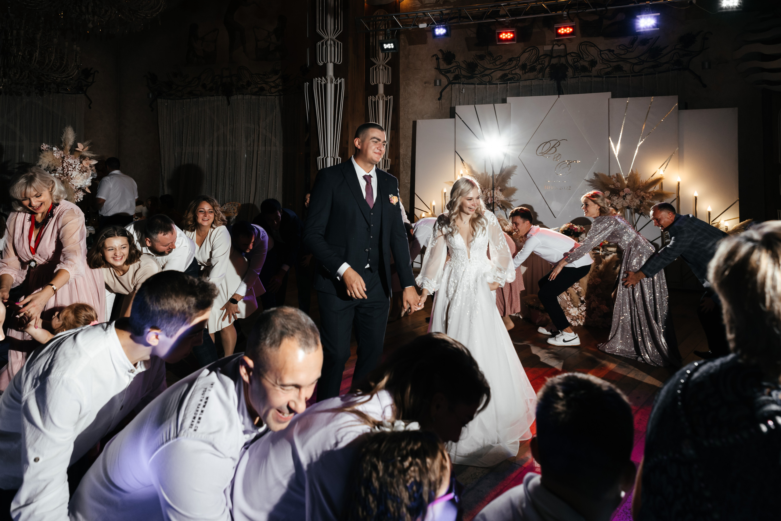 Плясала даже люстра :). Свадебный фотограф Москва — Юлия Фоменко — профессиональный фотограф