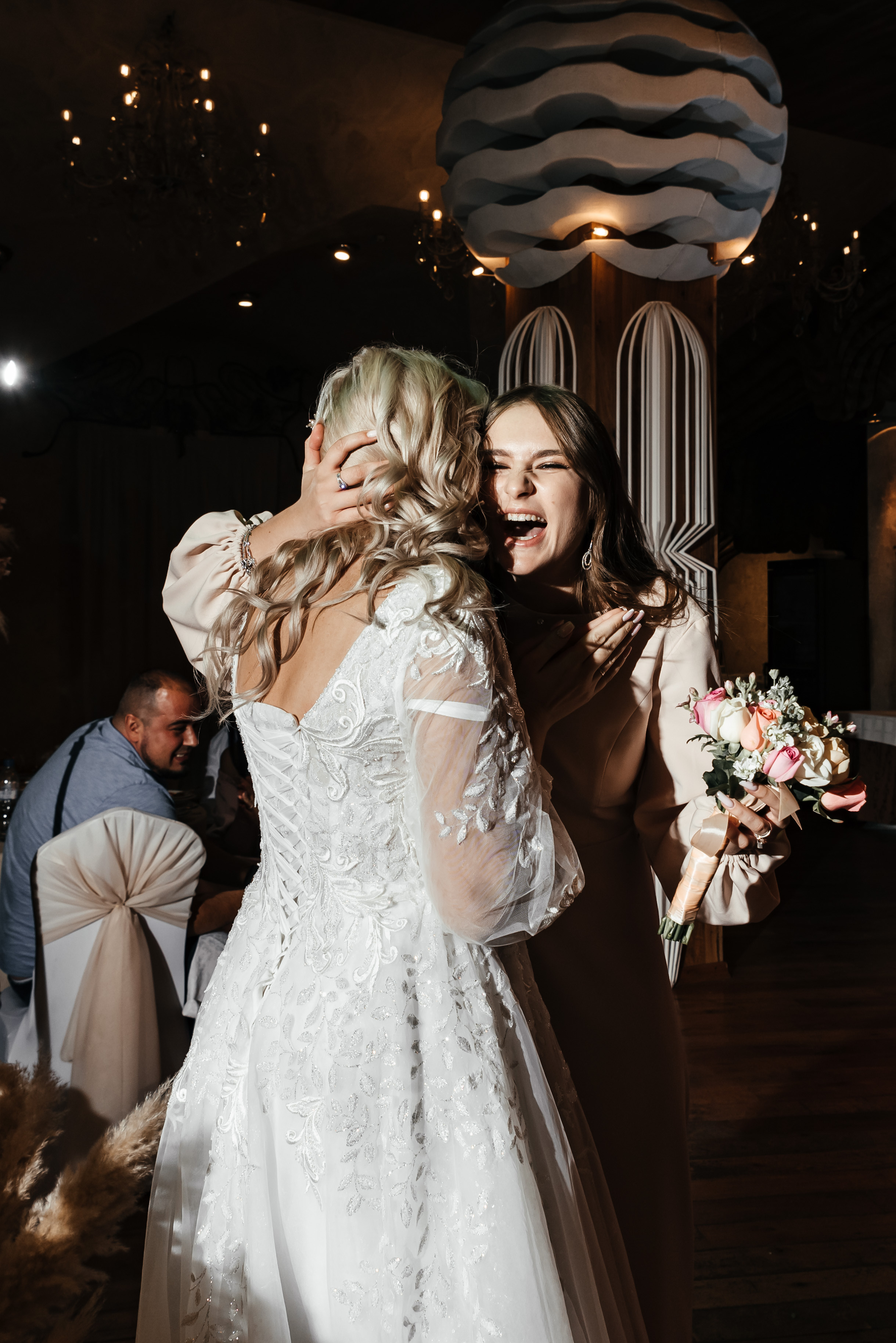 Плясала даже люстра :). Свадебный фотограф Москва — Юлия Фоменко — профессиональный фотограф