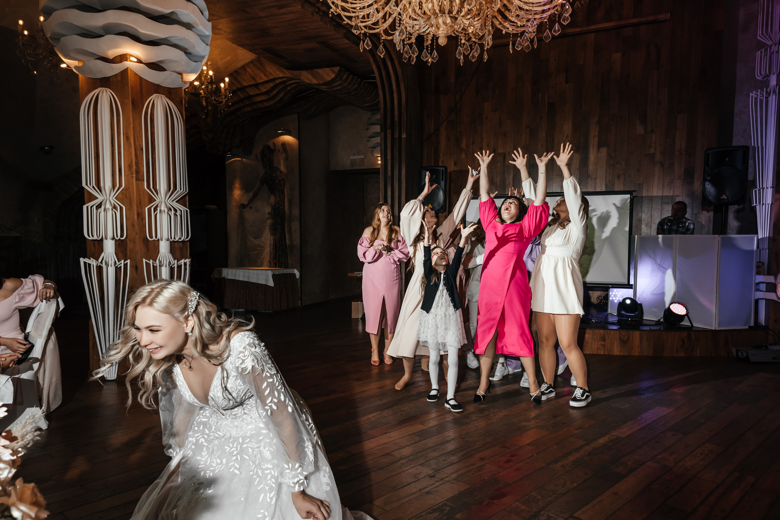 Плясала даже люстра :). Свадебный фотограф Москва — Юлия Фоменко — профессиональный фотограф