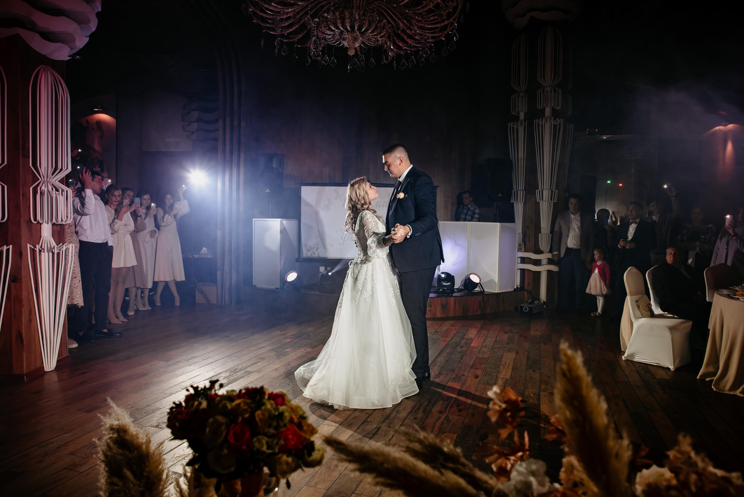 Плясала даже люстра :). Свадебный фотограф Москва — Юлия Фоменко — профессиональный фотограф