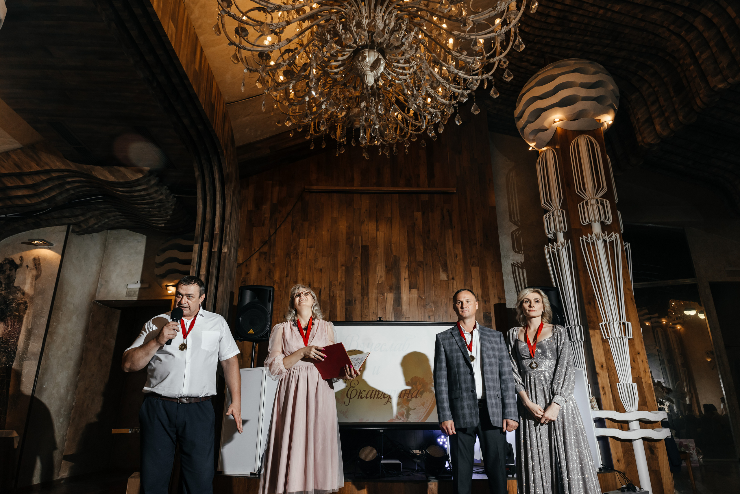 Плясала даже люстра :). Свадебный фотограф Москва — Юлия Фоменко — профессиональный фотограф