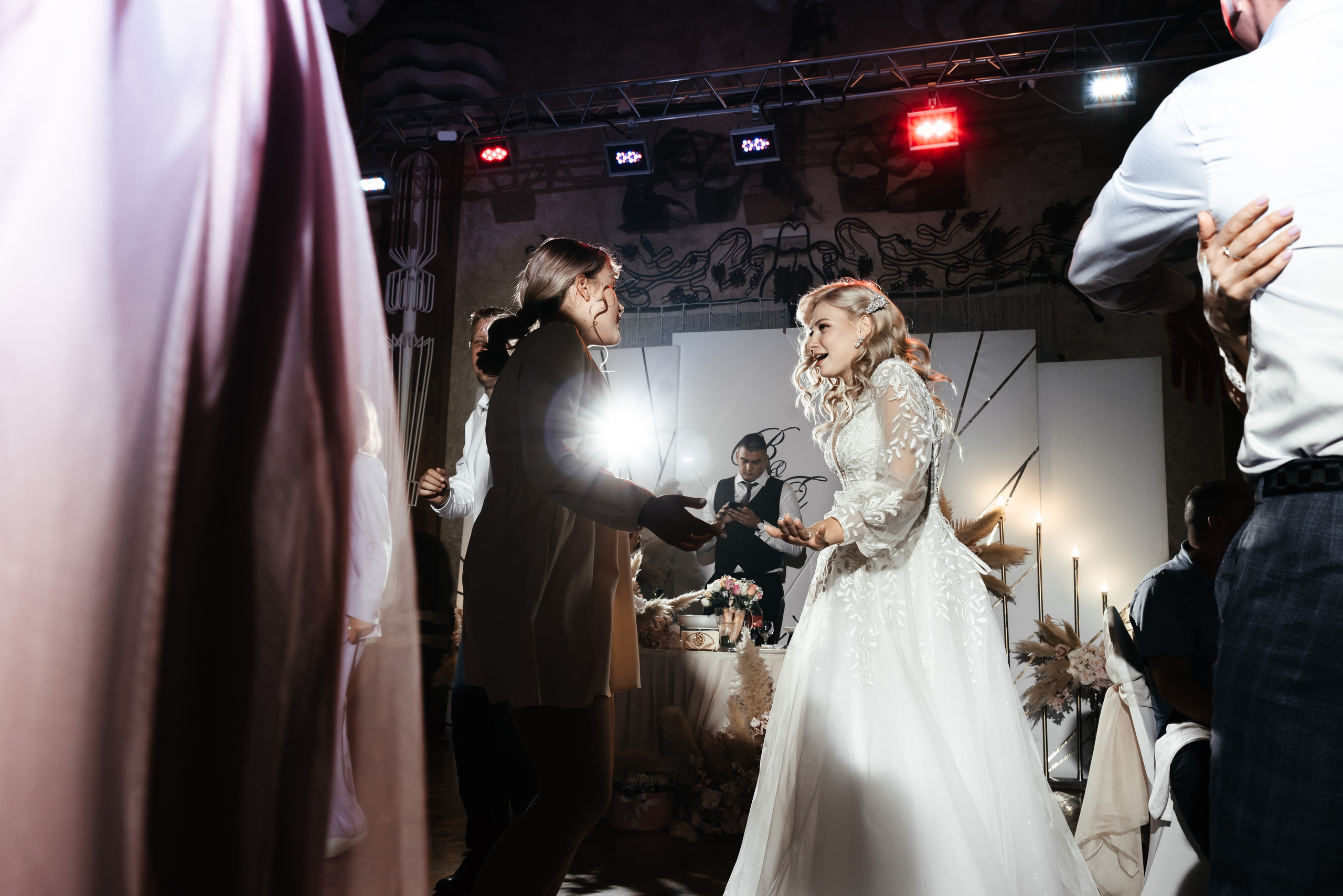 Плясала даже люстра :). Свадебный фотограф Москва — Юлия Фоменко — профессиональный фотограф