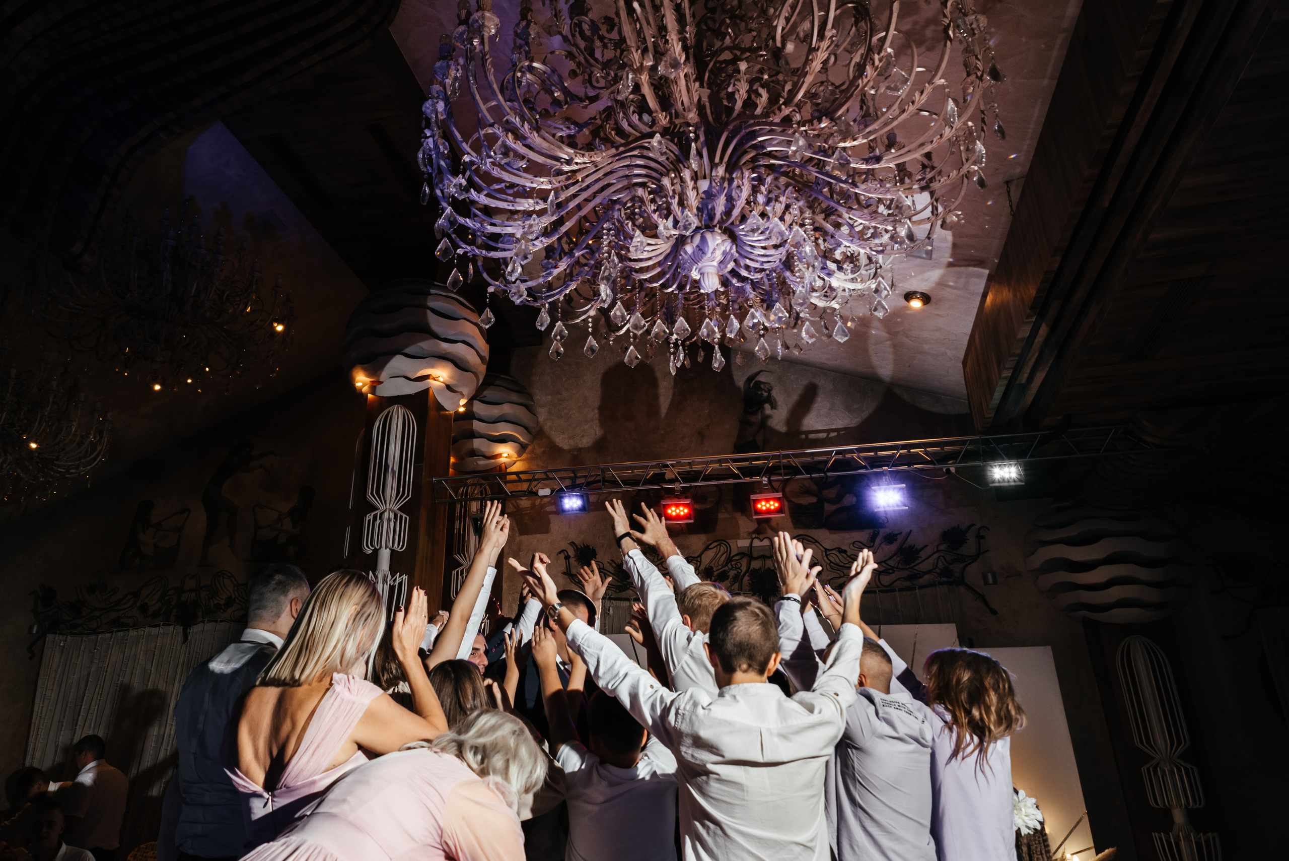 Плясала даже люстра :). Свадебный фотограф Москва — Юлия Фоменко — профессиональный фотограф